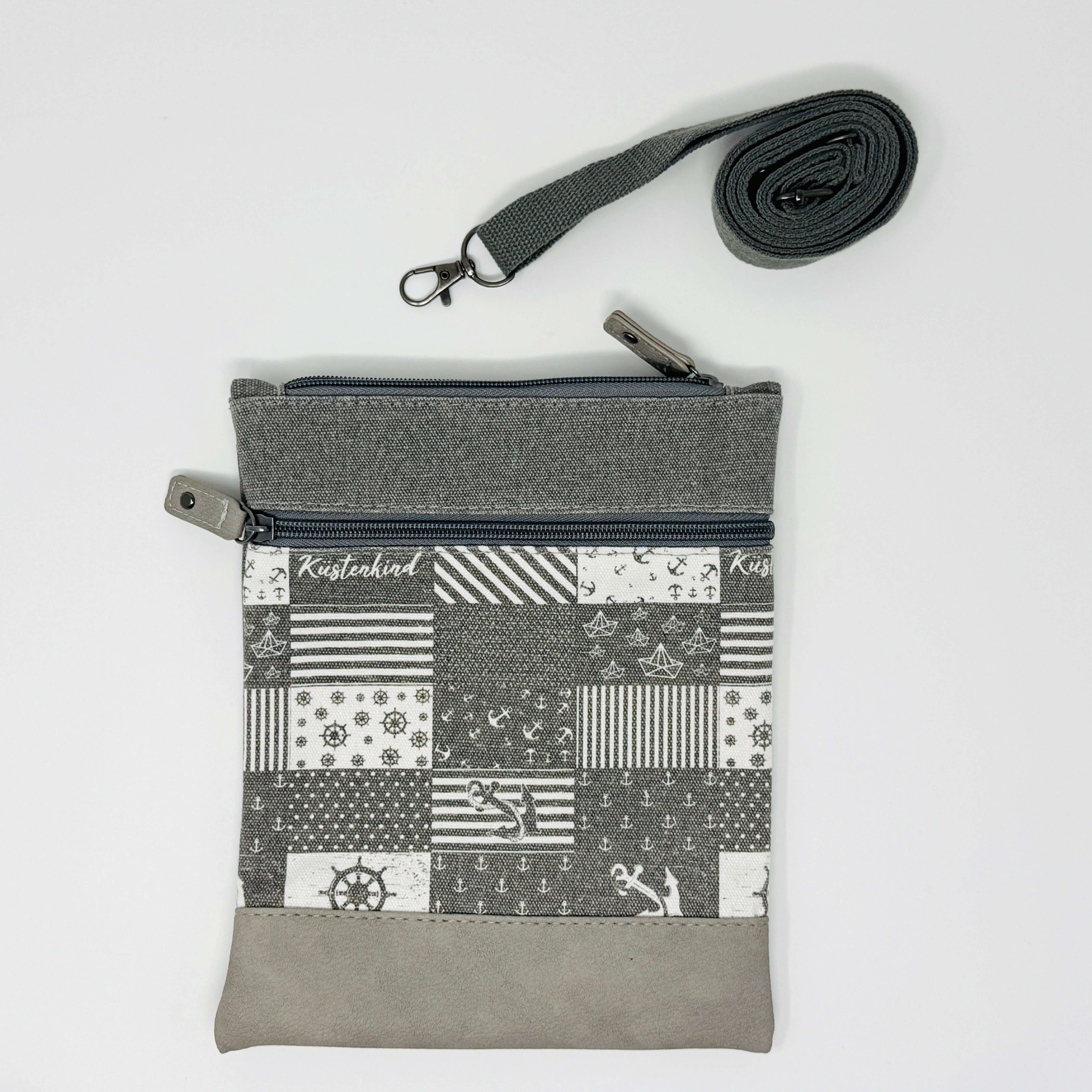 Crossbody Umhängetasche „Küstenkind“ in Grau mit maritimem Patchwork-Design und Anker-Motiven