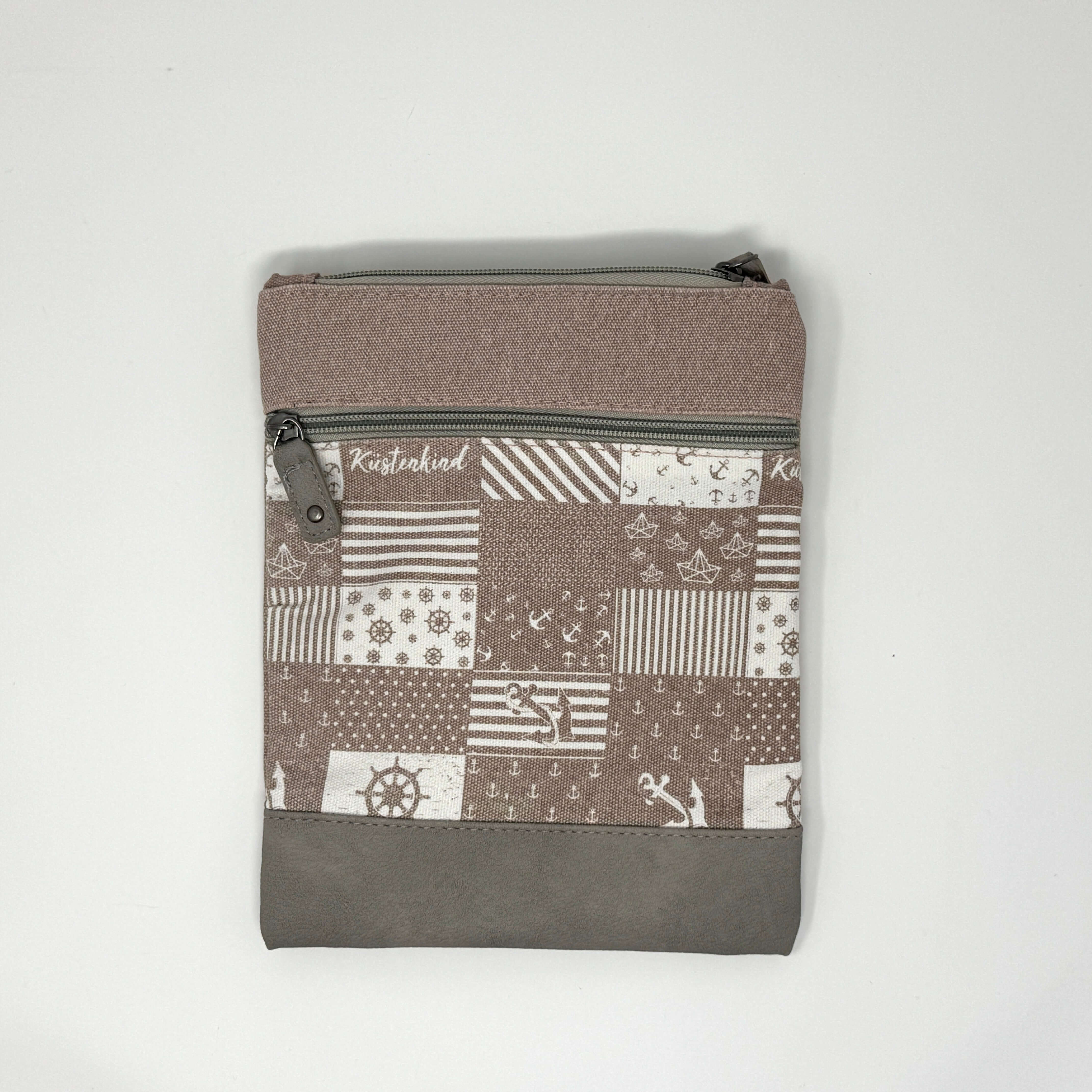 Crossbody Umhängetasche „Küstenkind“ in Rosa mit maritimem Patchwork-Design und Anker-Motiven