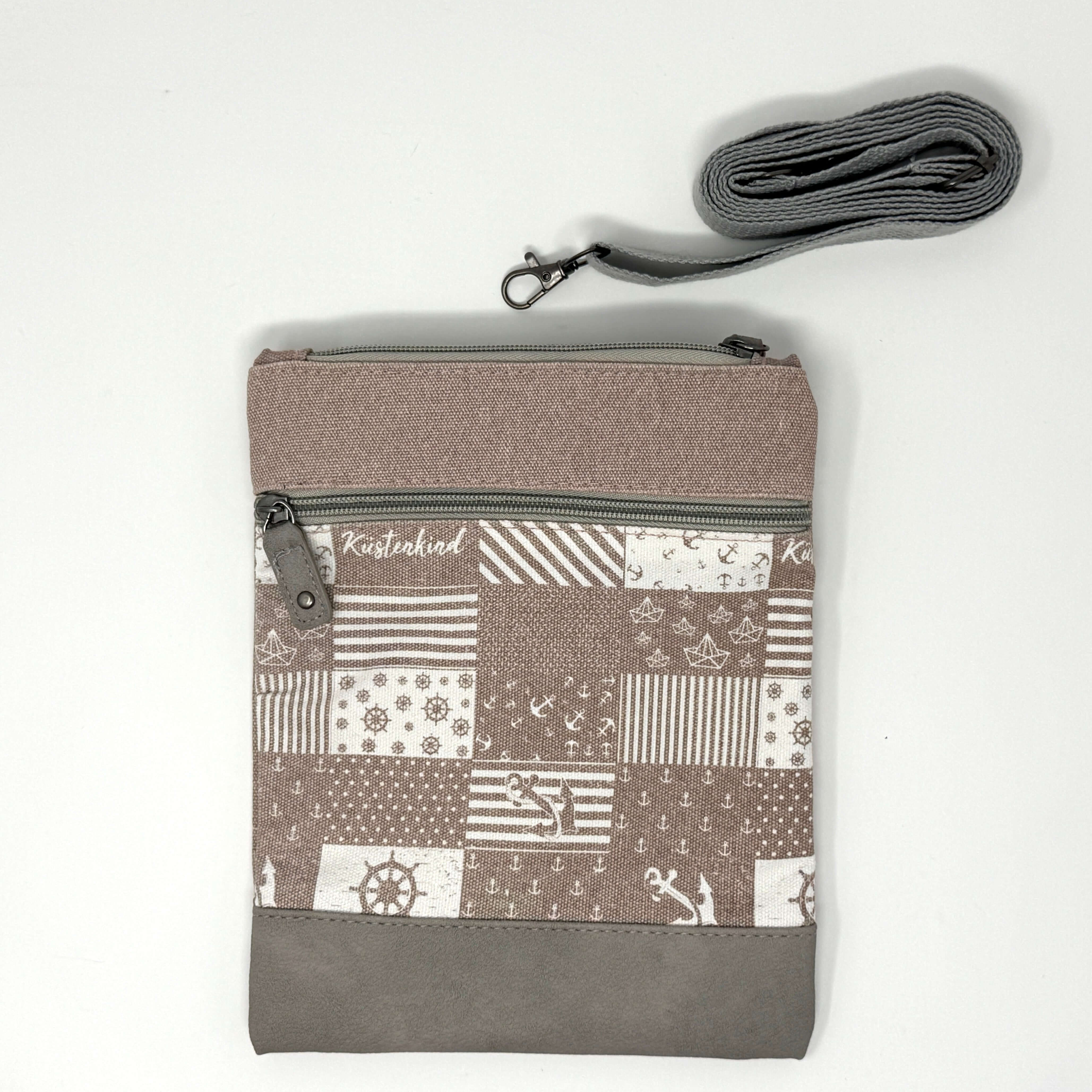 Crossbody Umhängetasche „Küstenkind“ in Rosa mit maritimem Patchwork-Design und Anker-Motiven