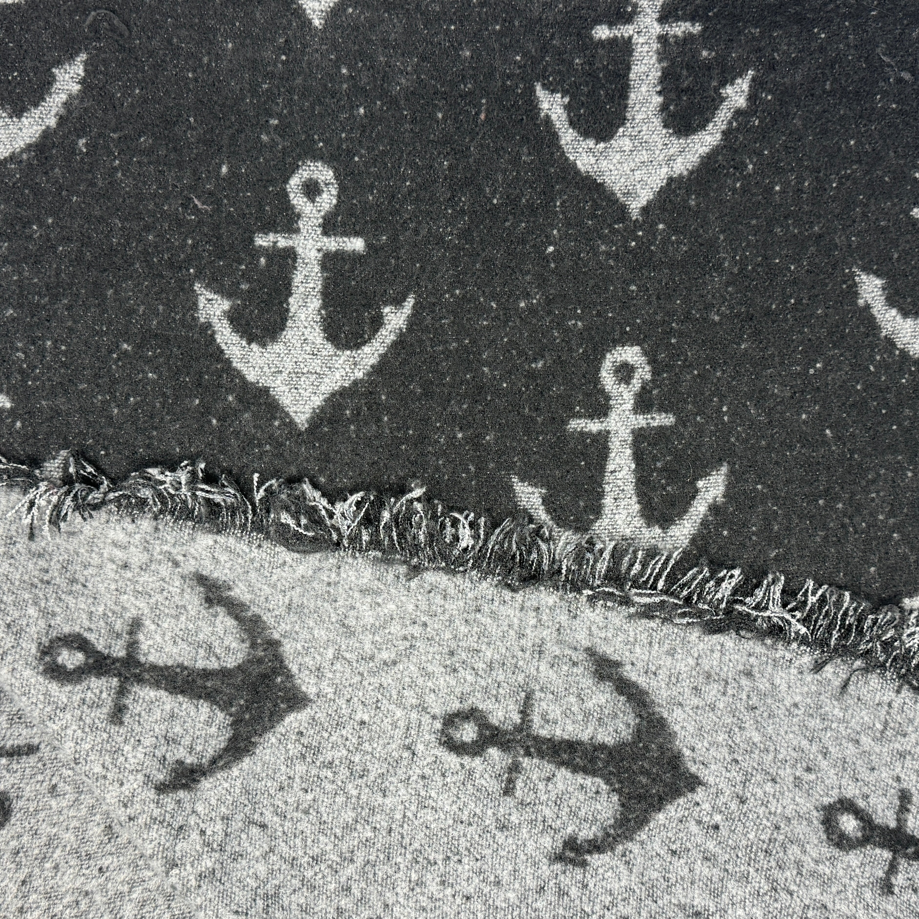 Eleganter schwarzer Damen Schal mit grauem Anker Muster, warmes Winteraccessoire.