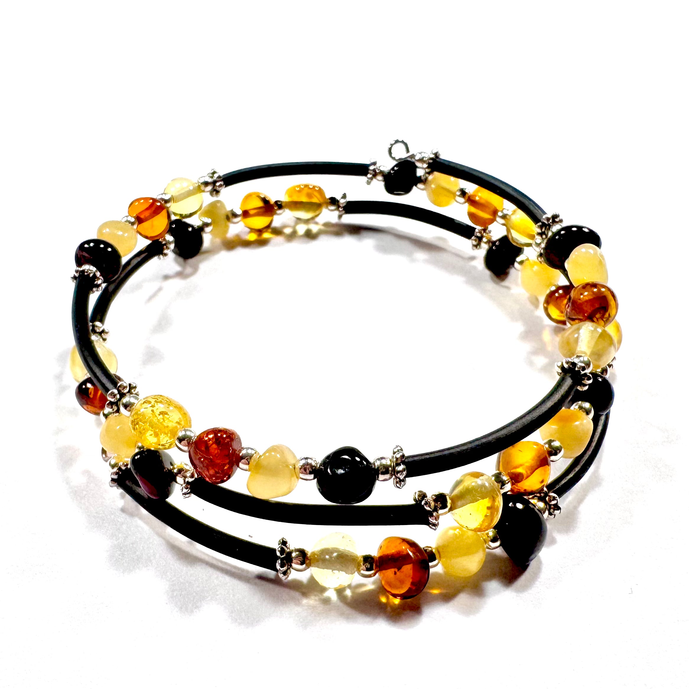 Doppelreihiges Bernstein-Armband mit Naturbernstein in Honig- und Cognac-Tönen, veredelt mit Silberperlen – stilvoller und eleganter Schmuck für Damen.