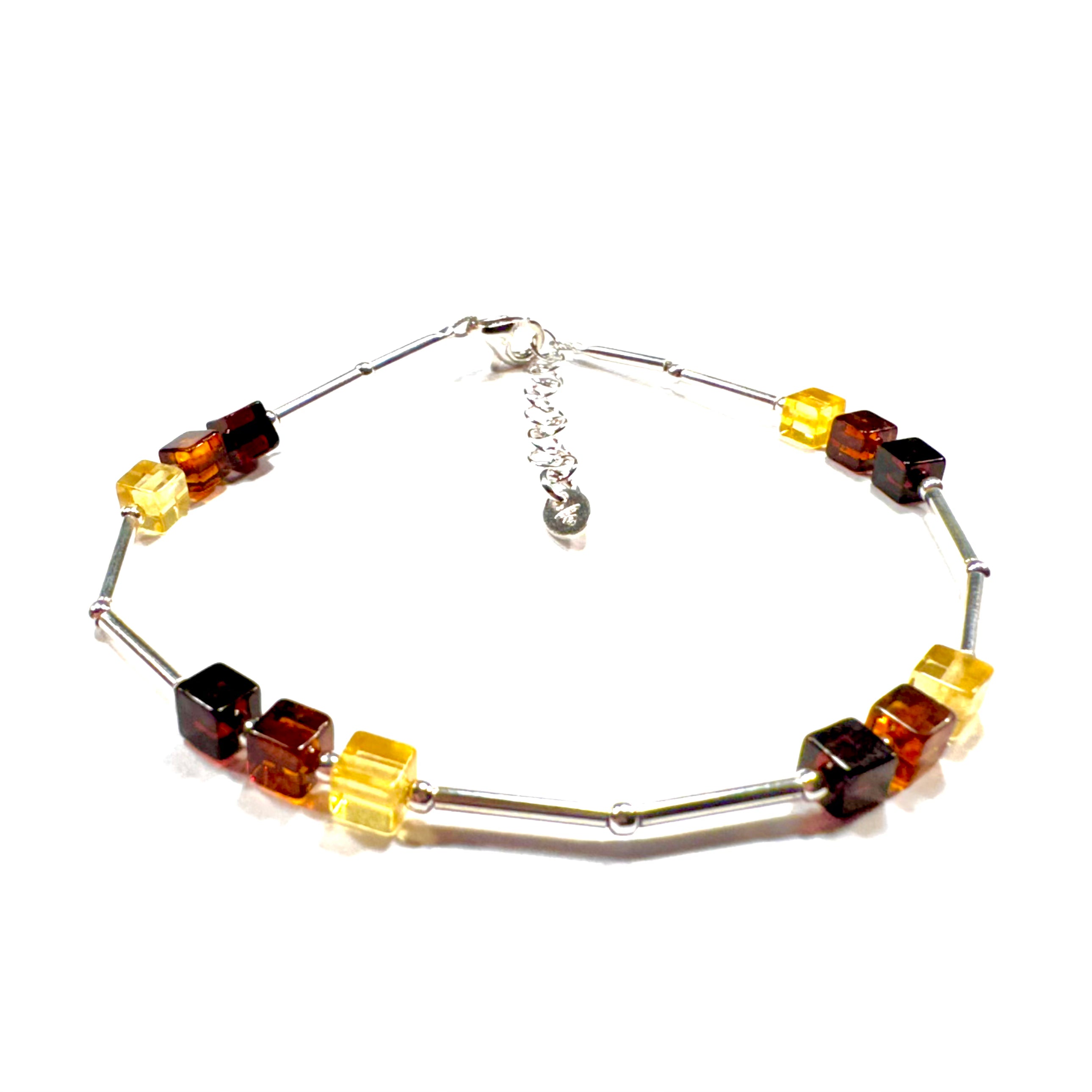 Exklusives Bernstein-Armband mit eckig geschliffenen Naturbernstein-Perlen in warmen Honig- und Cognac-Tönen, ergänzt durch Silberdetails und sicheren Verschluss.