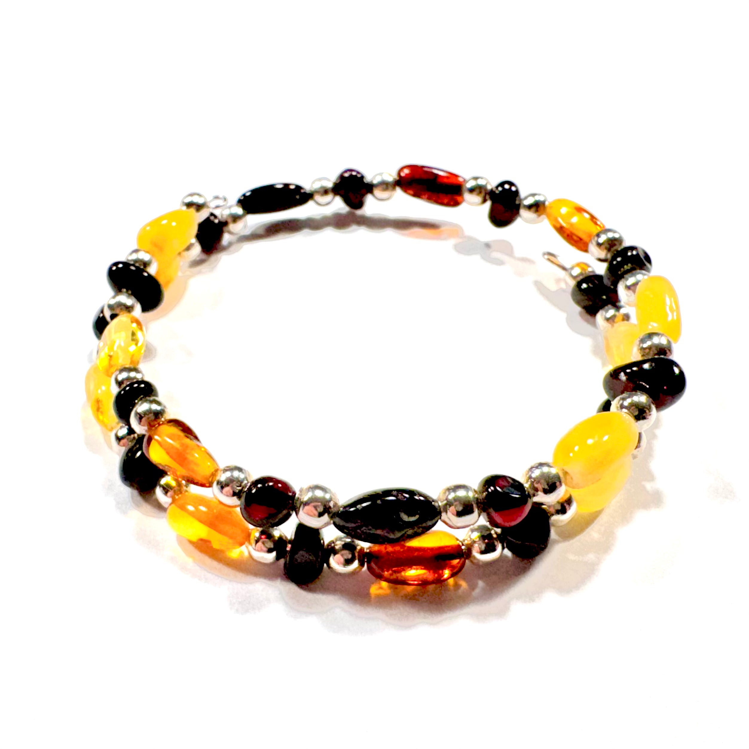 Handgefertigtes Bernstein-Armband mit Naturbernstein-Perlen in Honig-, Cognac- und Dunkelbrauntönen, veredelt mit eleganten Silberperlen – stilvolles Schmuckstück für Damen