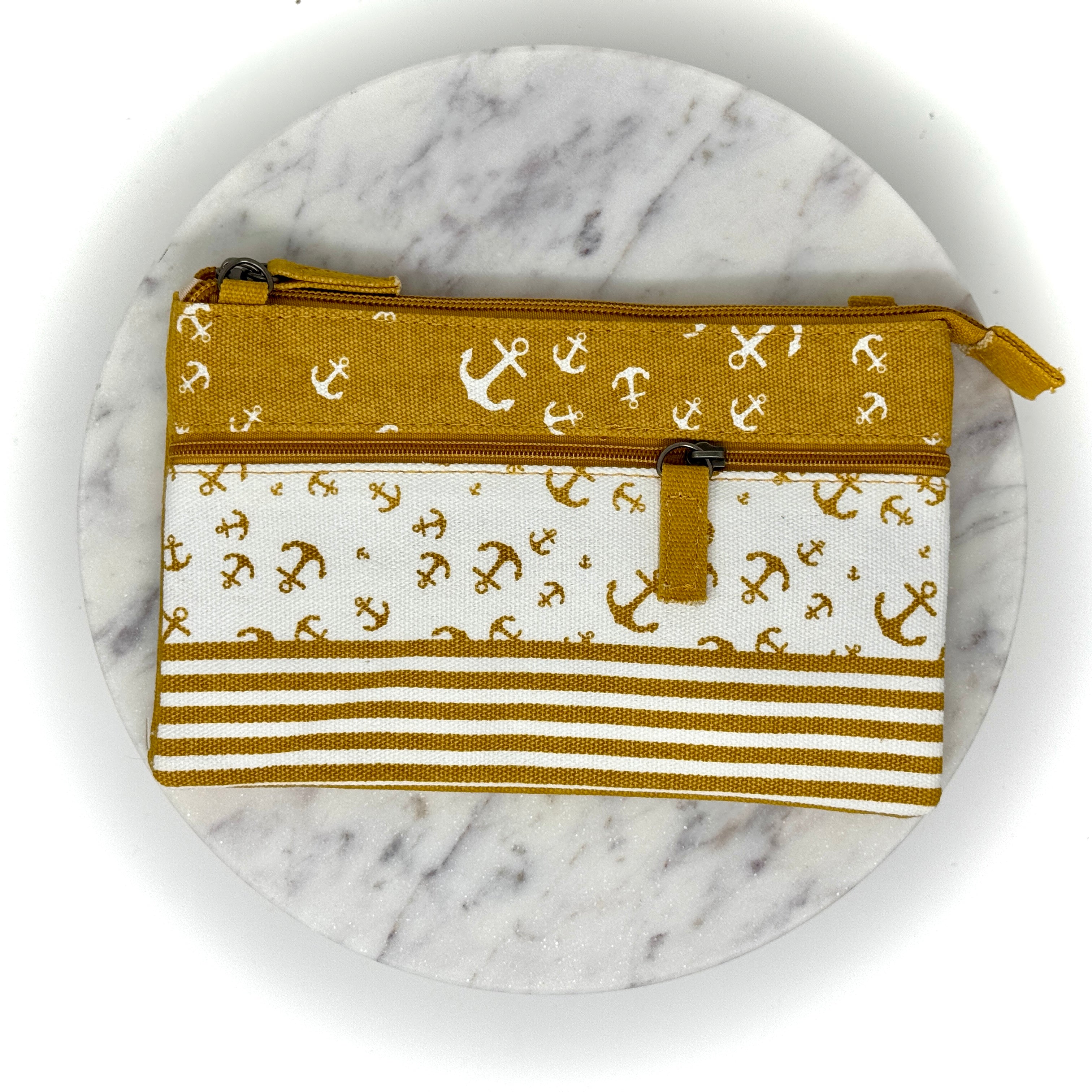 Handgemachte Patchwork Nautiktasche aus Baumwolle & Canvas im maritimen Stil – kompakte Größe, wasserabweisend und robust.