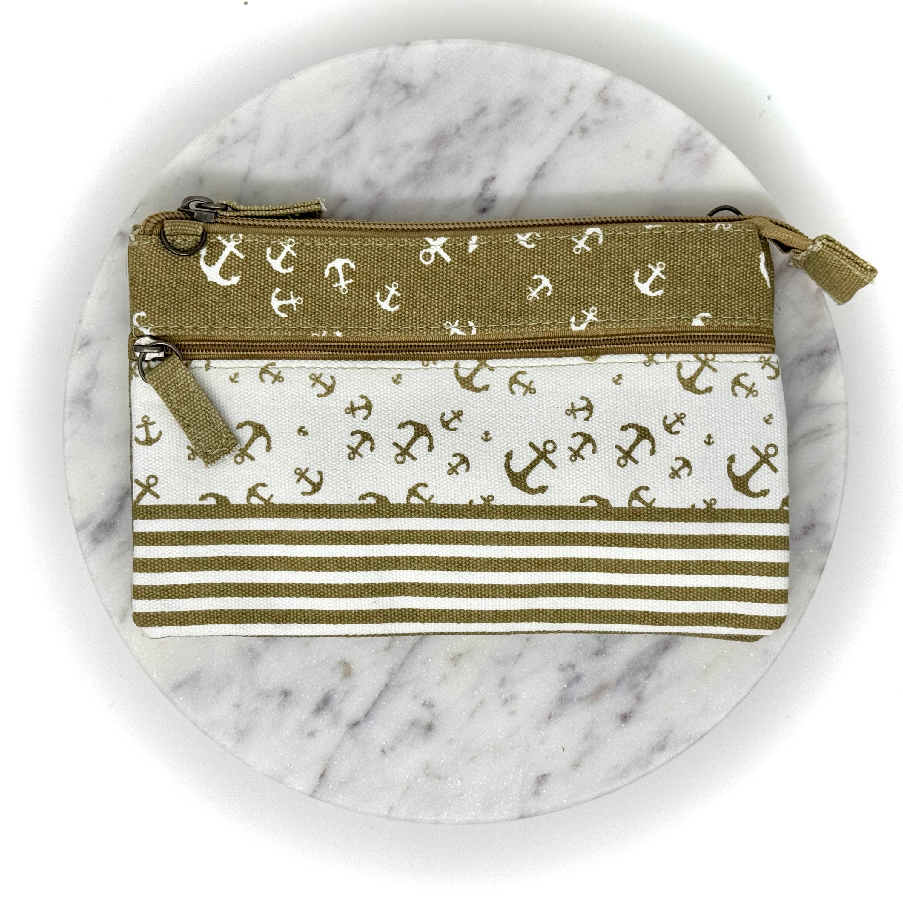 Handgemachte Patchwork Nautiktasche aus Baumwolle & Canvas im maritimen Stil – kompakte Größe, wasserabweisend und robust.