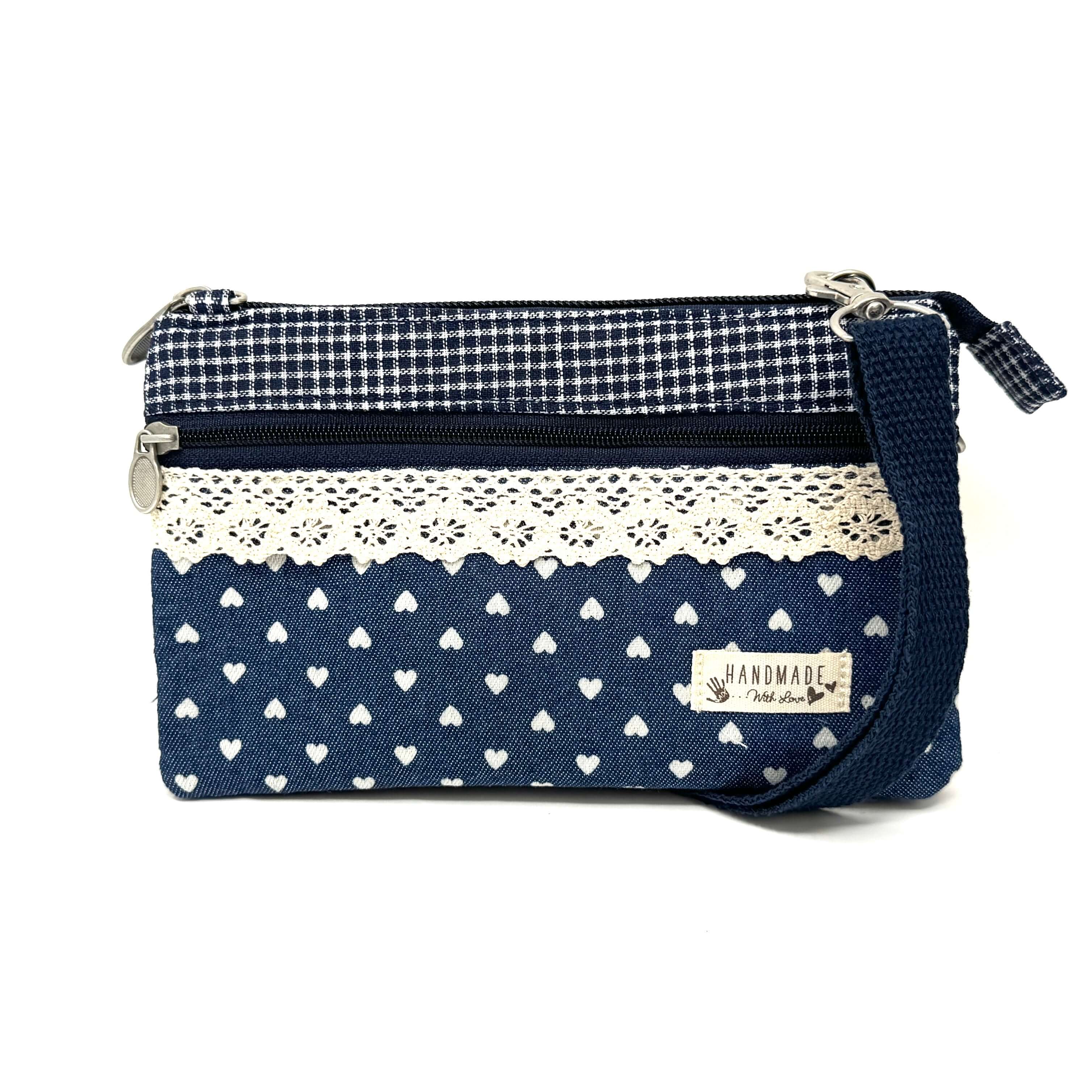 Handgemachte Umhängetasche in dunkelblau mit Herzen und Spitze, ideal für Alltag und Reisen.