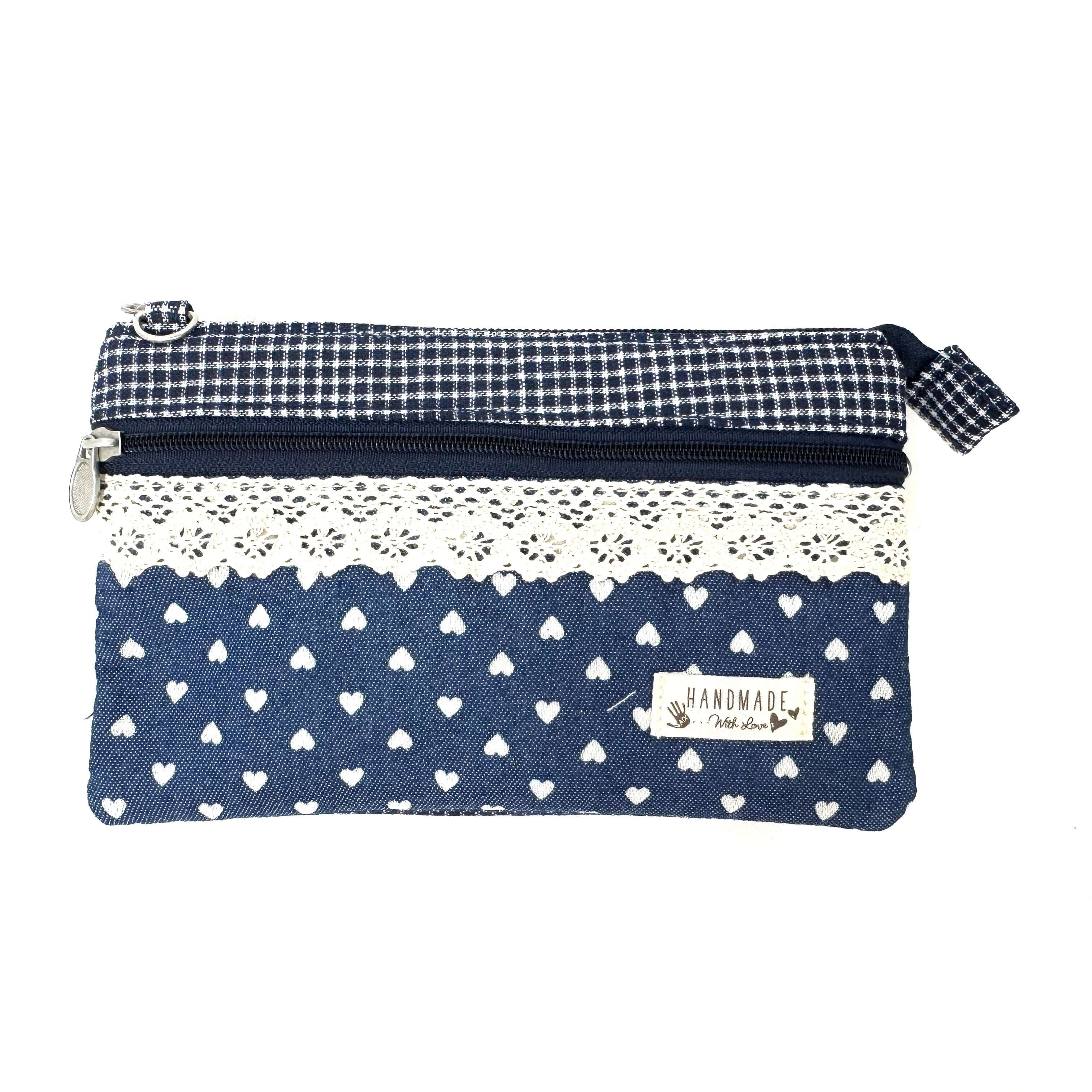 Handgemachte kleine Umhängetasche aus Baumwolle mit Herzen und Spitzendetails in Blau.