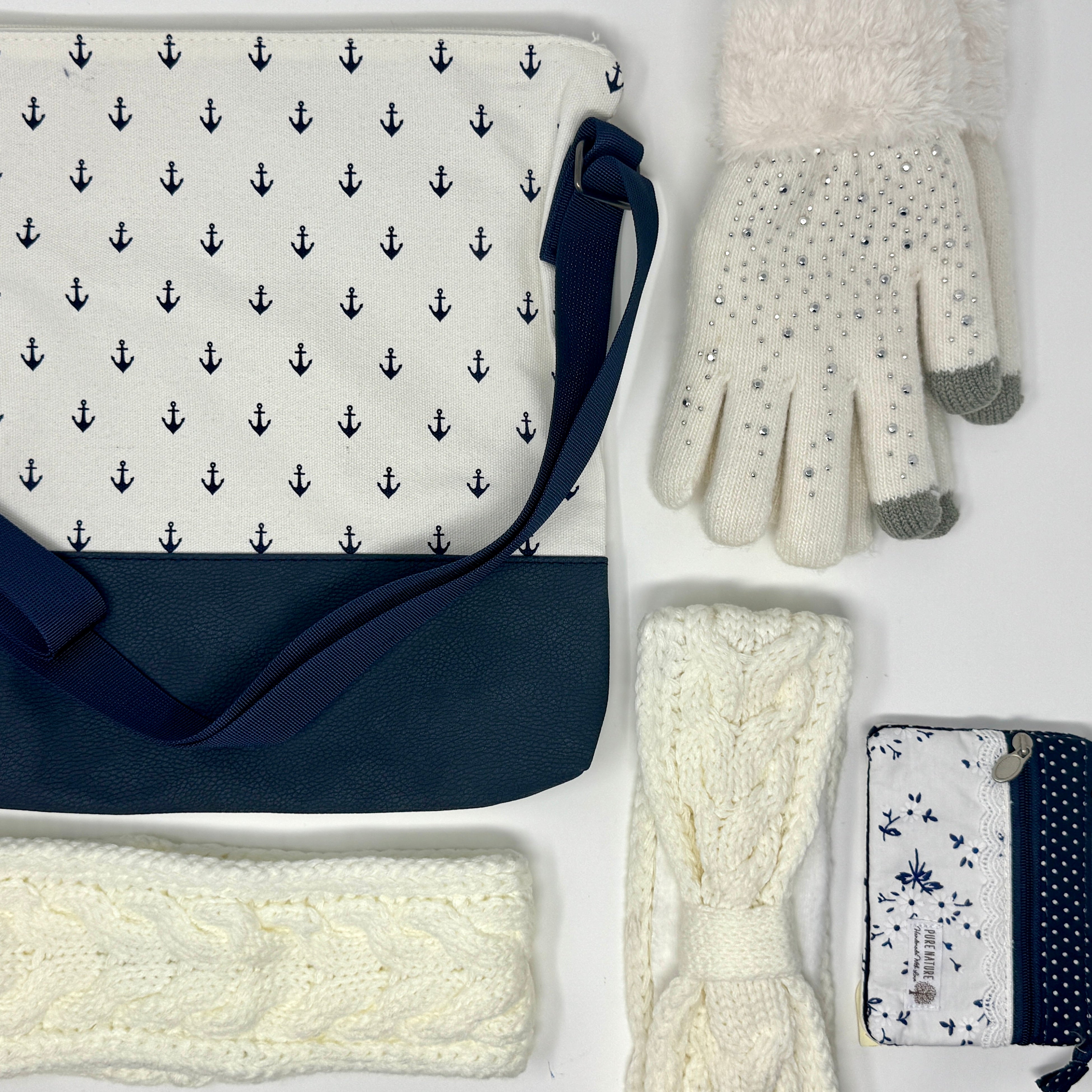 Glitzer-Handschuhe mit Teddyfellbesatz kombinierbar mit Taschen oder Stirnbändern von AnkerEleganz.