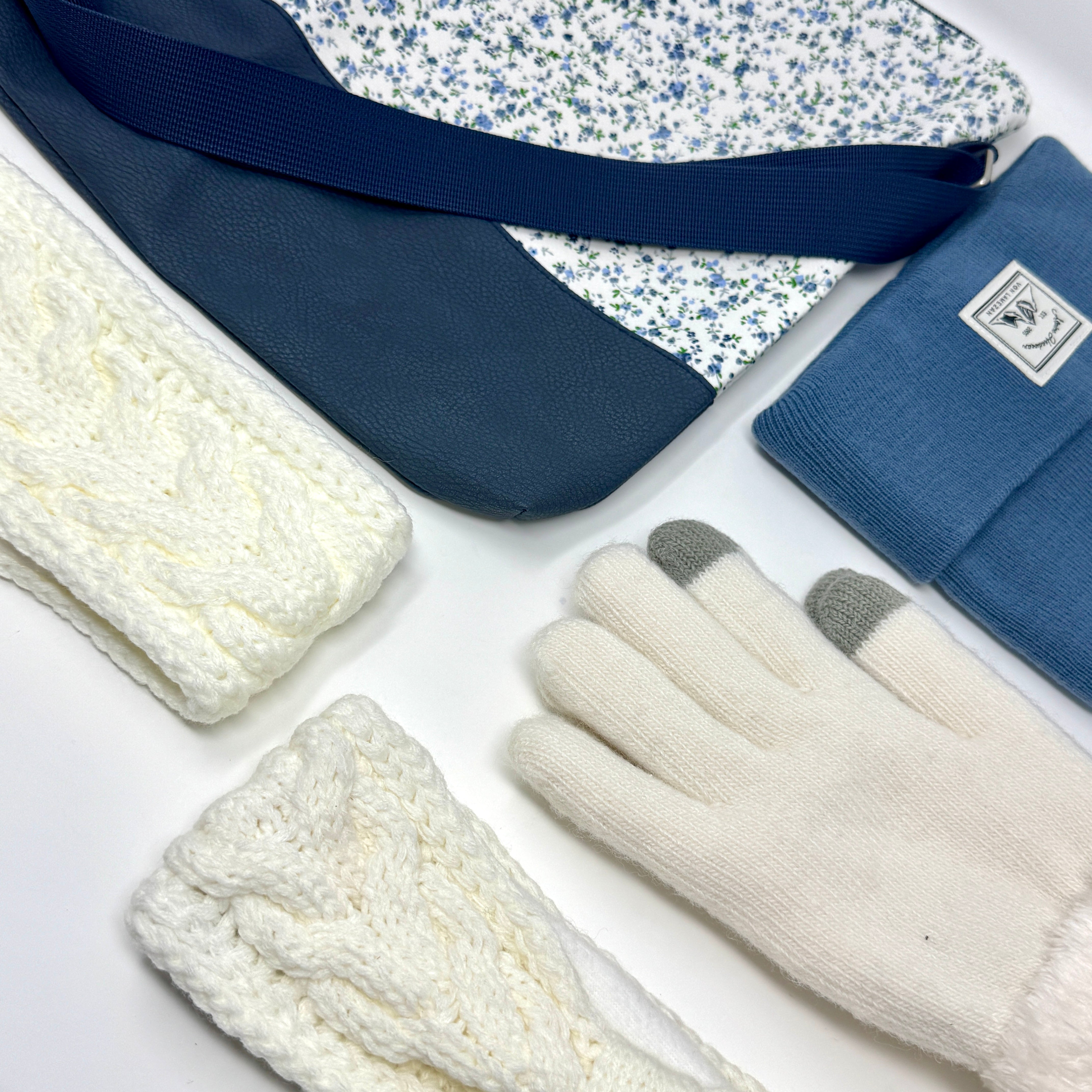 Teddyfell-Handschuhe mit kombinierbaren Artikel wie Stirnband, Mütze oder Umhängetasche von AnkerEleganz.