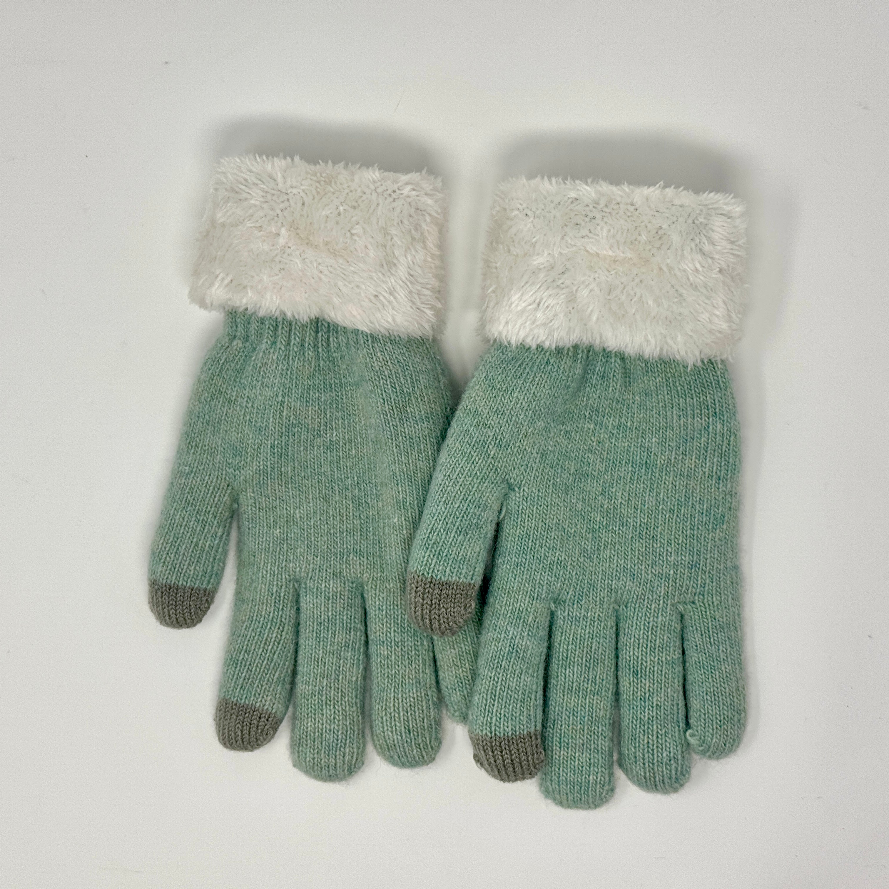 Teddyfell-Handschuhe mit Wollanteil in verschiedenen Farben – warm, weich und inspiriert von der Ostsee.