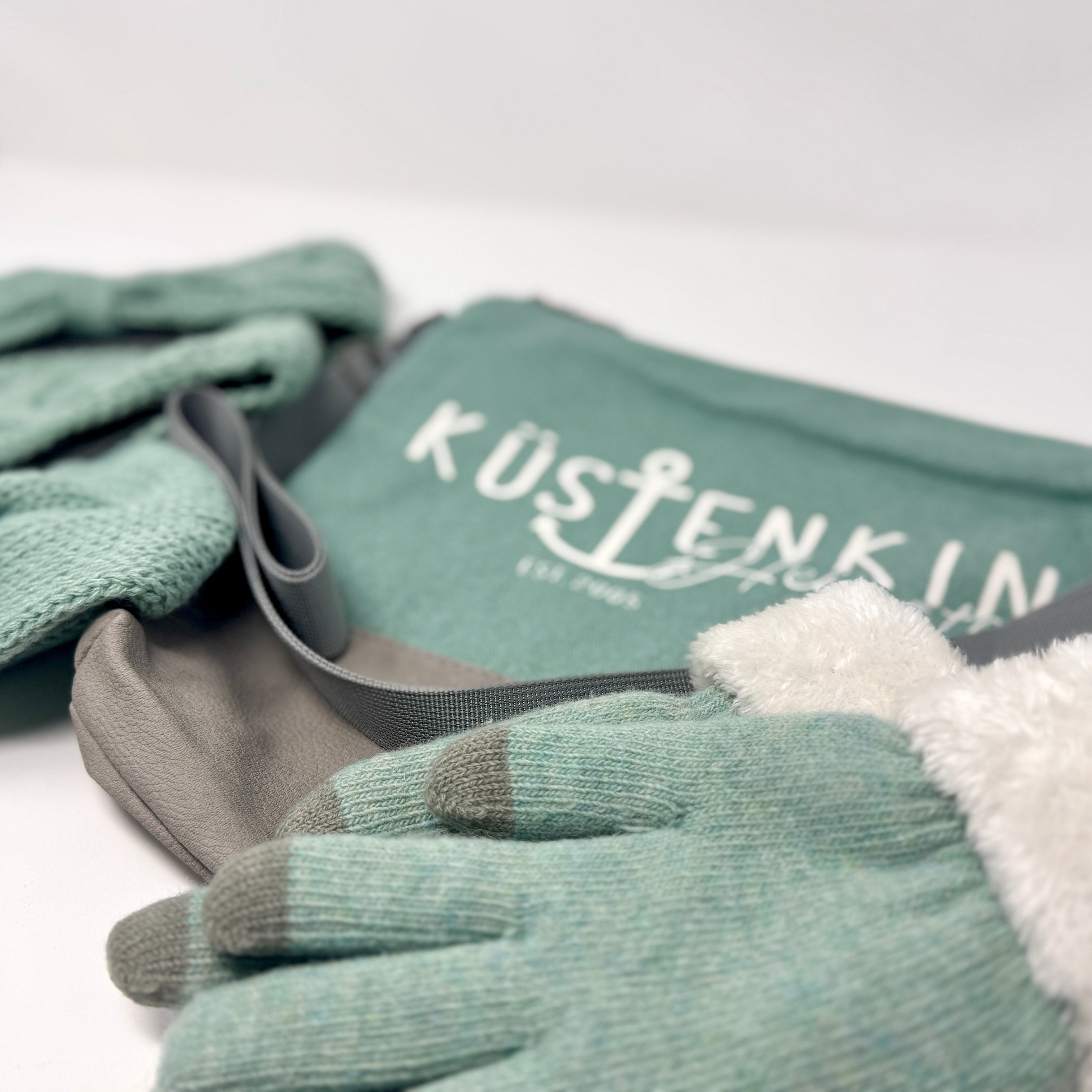 Teddyfell-Handschuhe mit Wollanteil in verschiedenen Farben – warm, weich und inspiriert von der Ostsee.