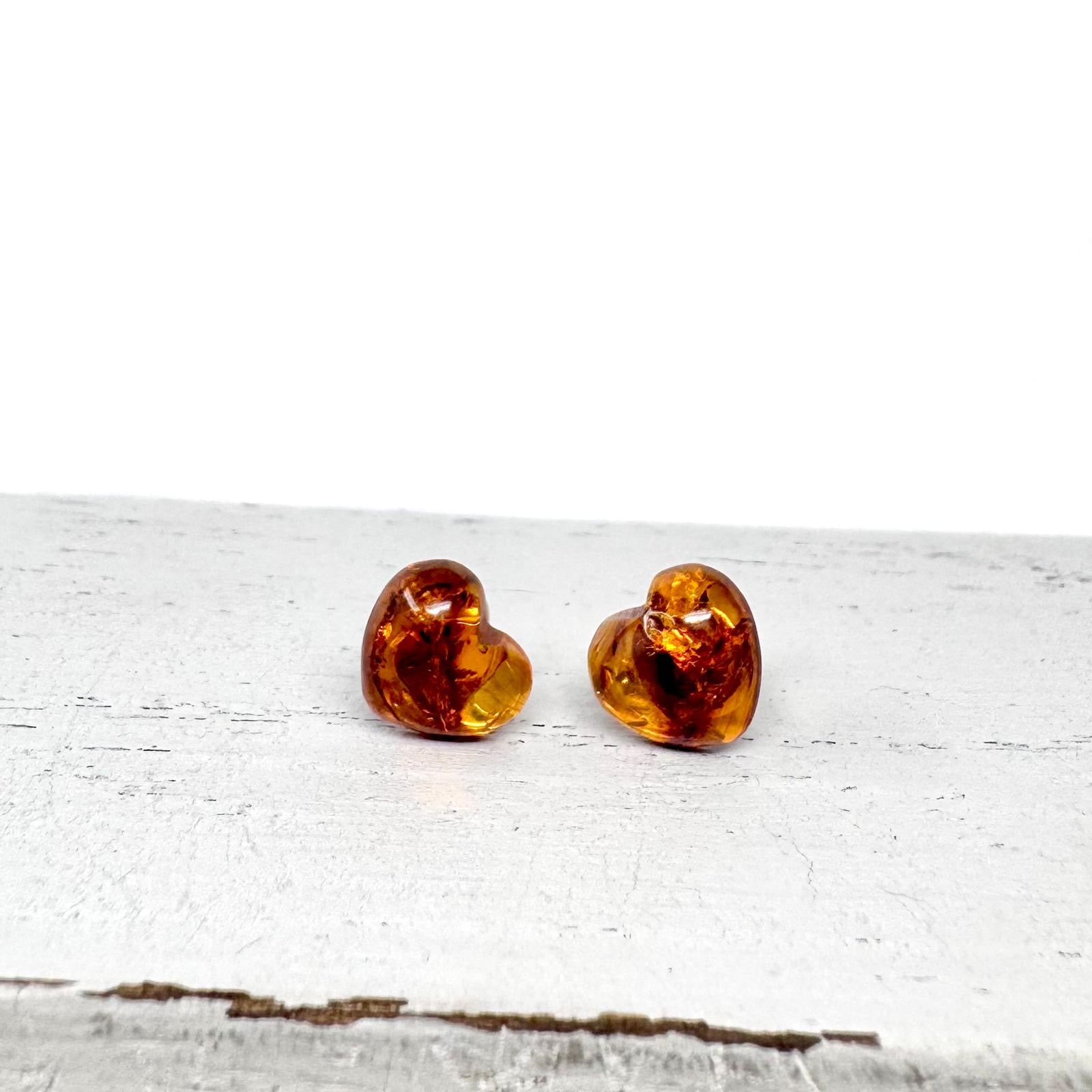 Herzförmige Bernstein-Ohrstecker aus 925er Sterlingsilber mit echtem Cognac-Bernstein – eleganter Schmuck für Damen