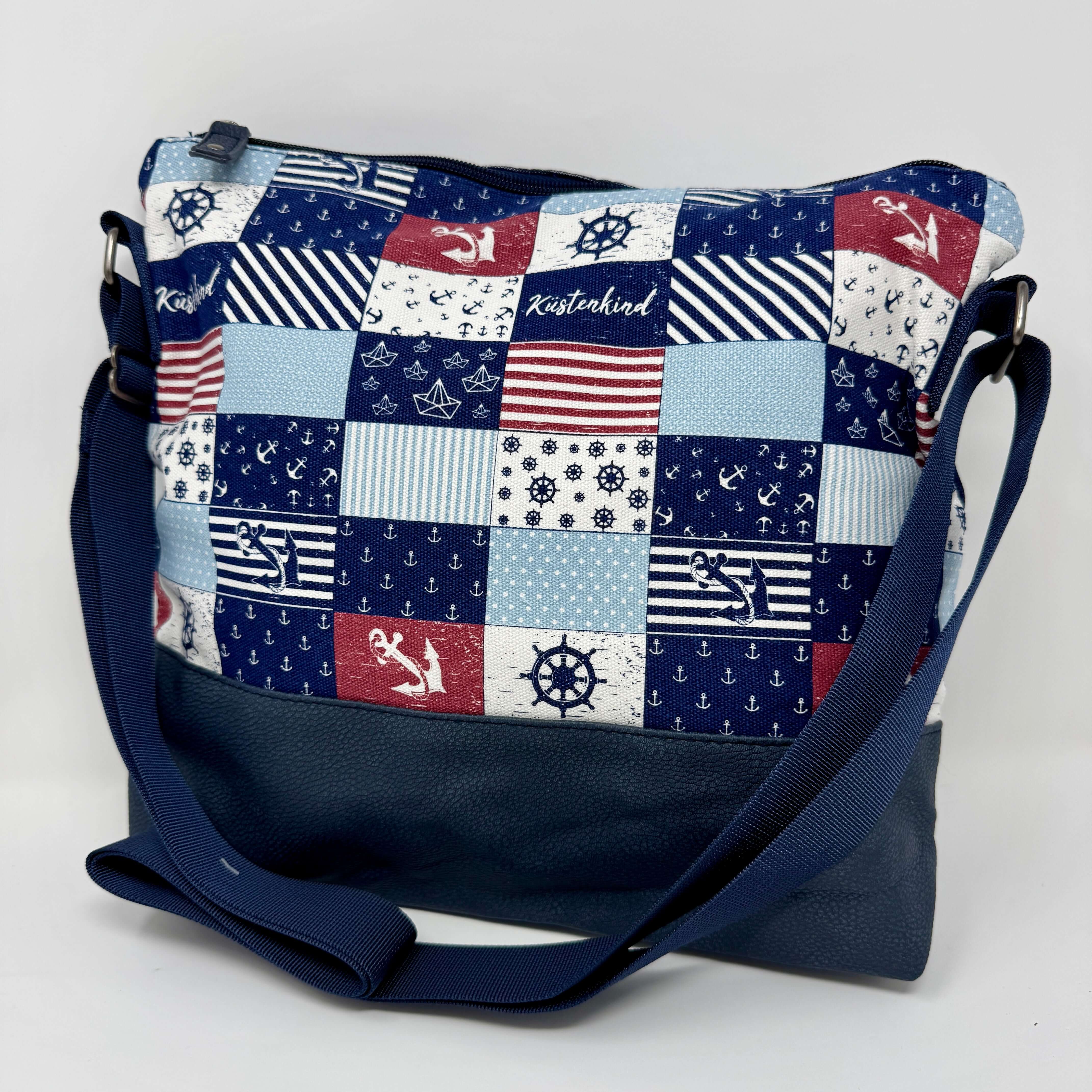 Küstenkind Schultertasche mit maritimem Patchwork-Design und verstellbarem Schulterriemen.