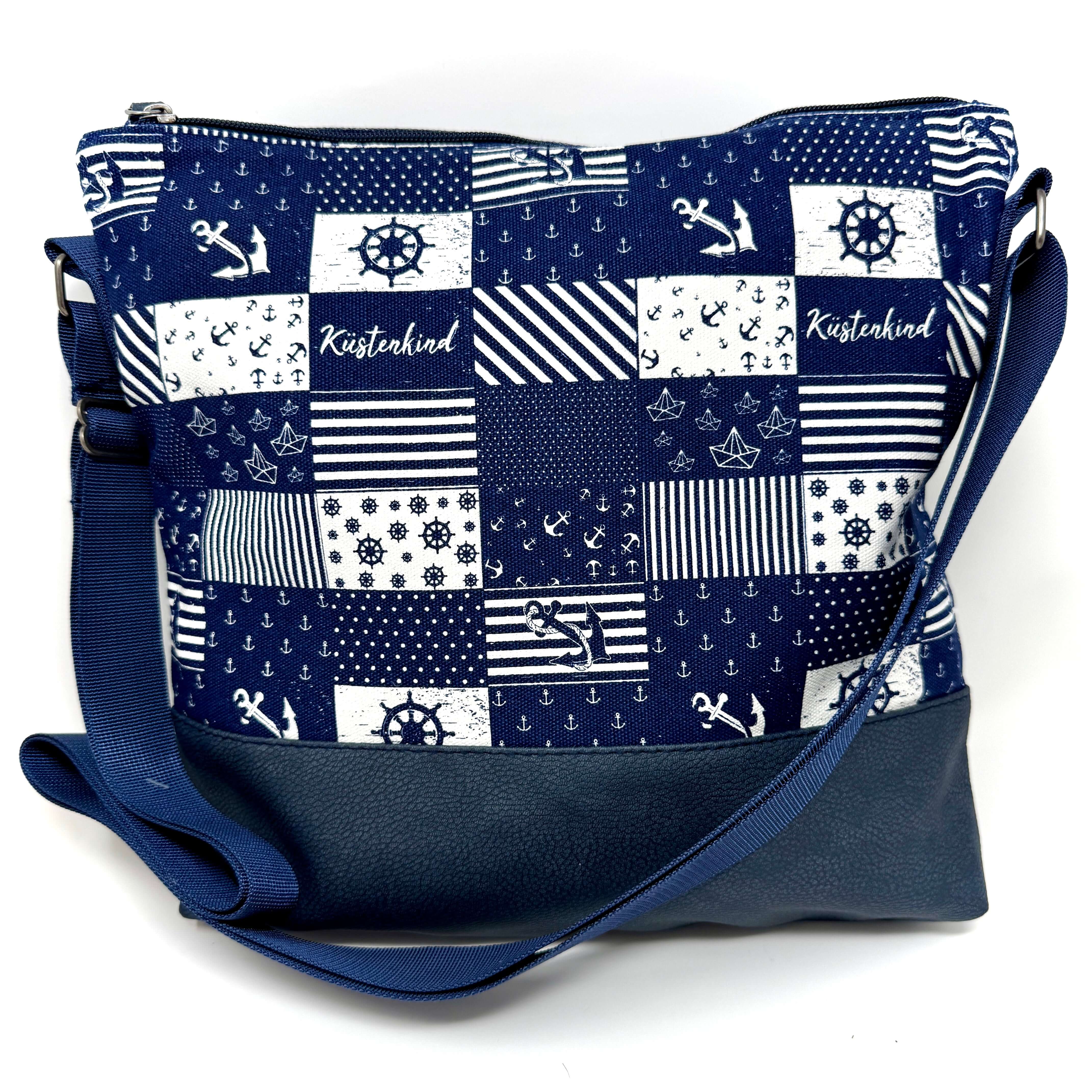 Küstenkind Schultertasche im maritimen Design mit Anker- und Streifenmuster, ideal für Strandliebhaber.