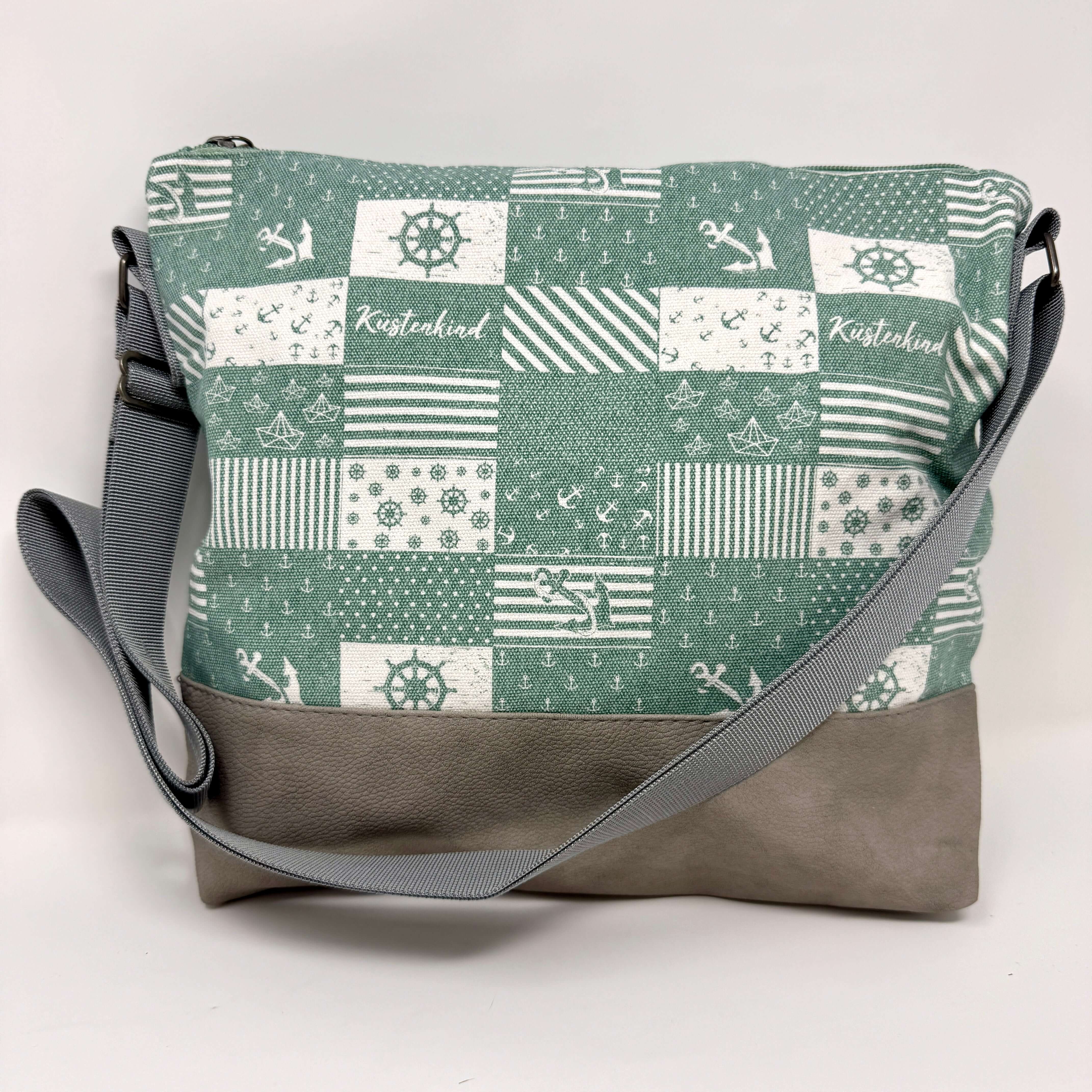 Küstenkind Schultertasche mit maritimem Patchwork-Design in Grüntönen und Kunstlederboden.