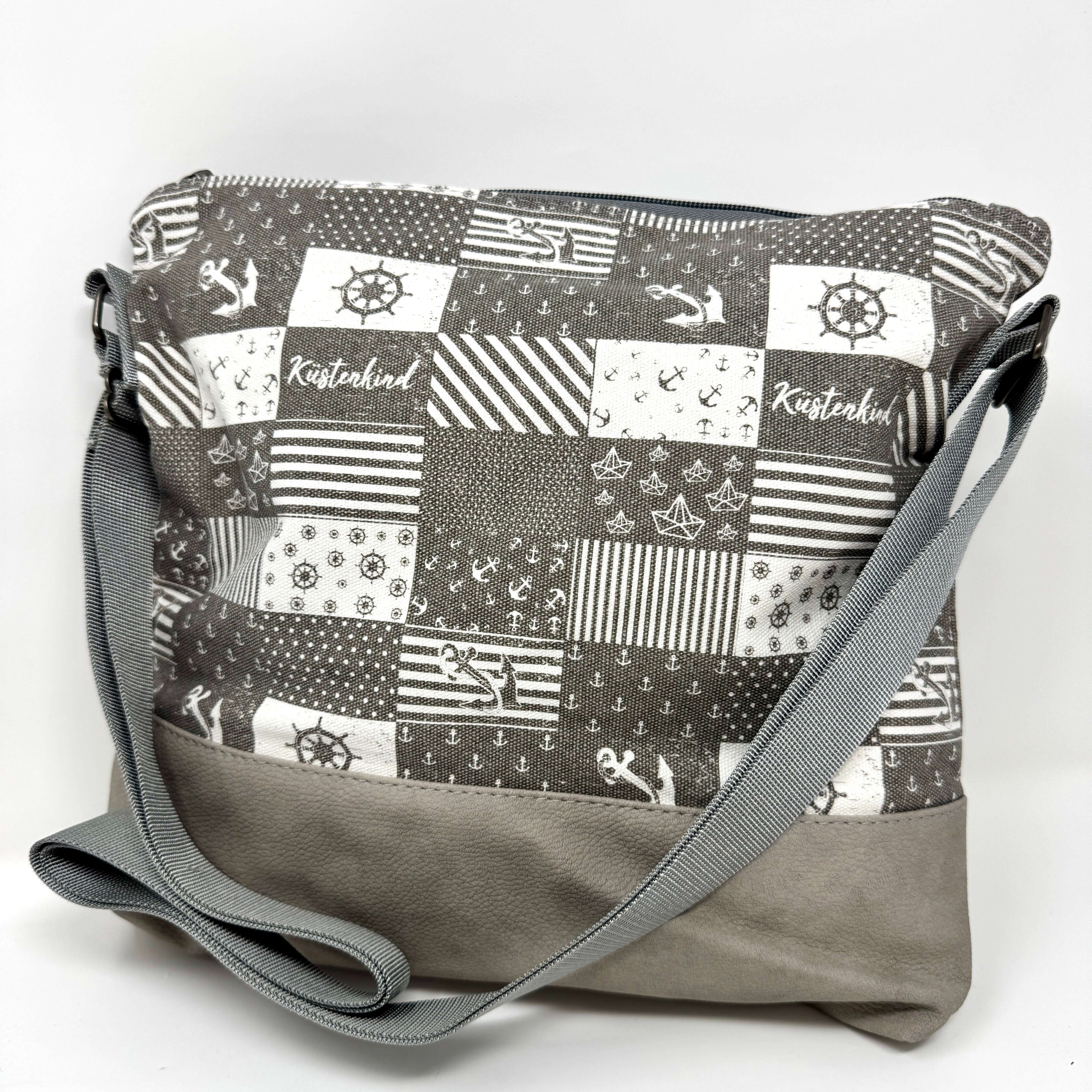 Küstenkind Schultertasche im maritimen Patchwork-Design mit Anker- und Streifenmuster, ideal für Meerliebhaber.