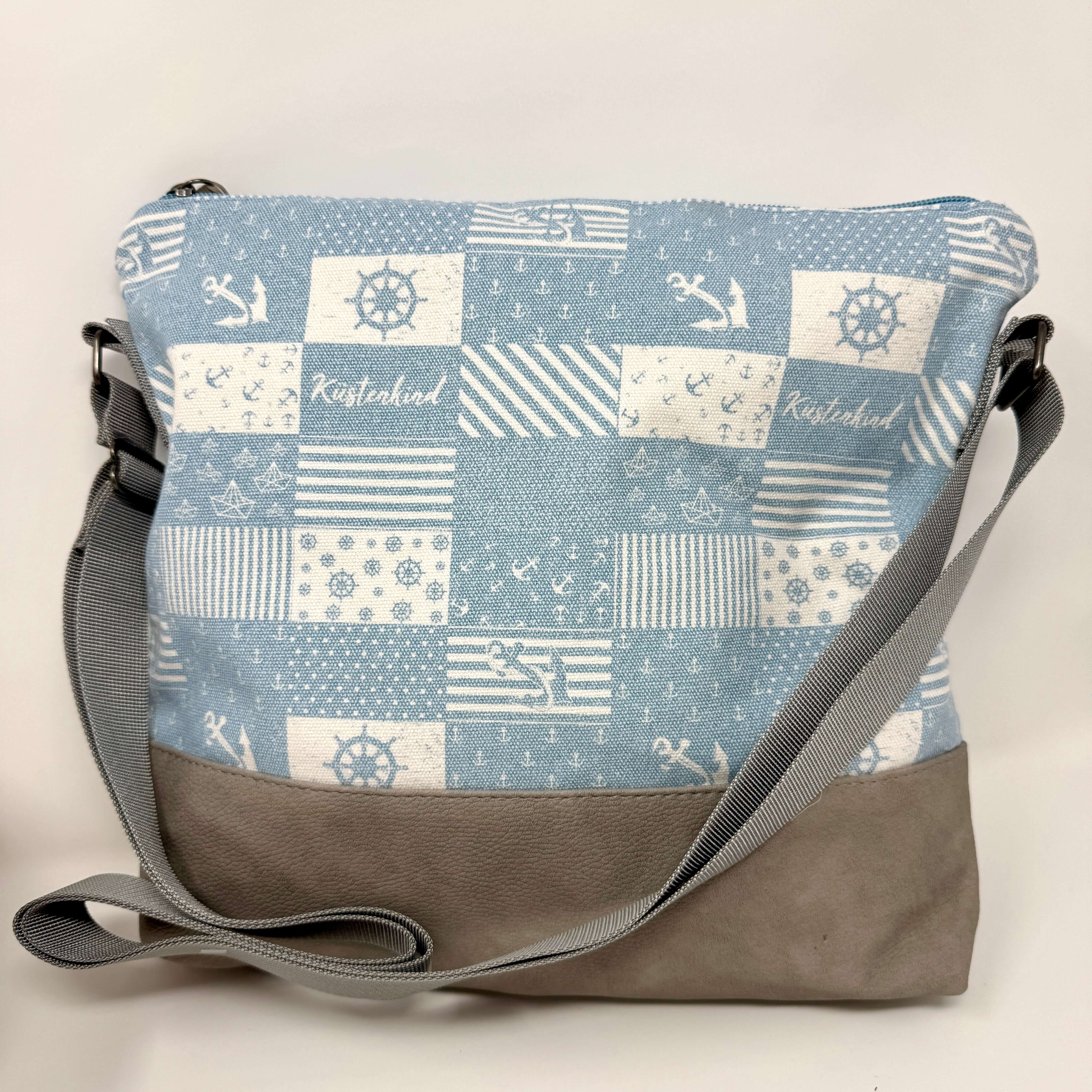 Küstenkind Schultertasche mit maritimem Patchwork-Design in Blau und Grau, ideal für Meerliebhaber.