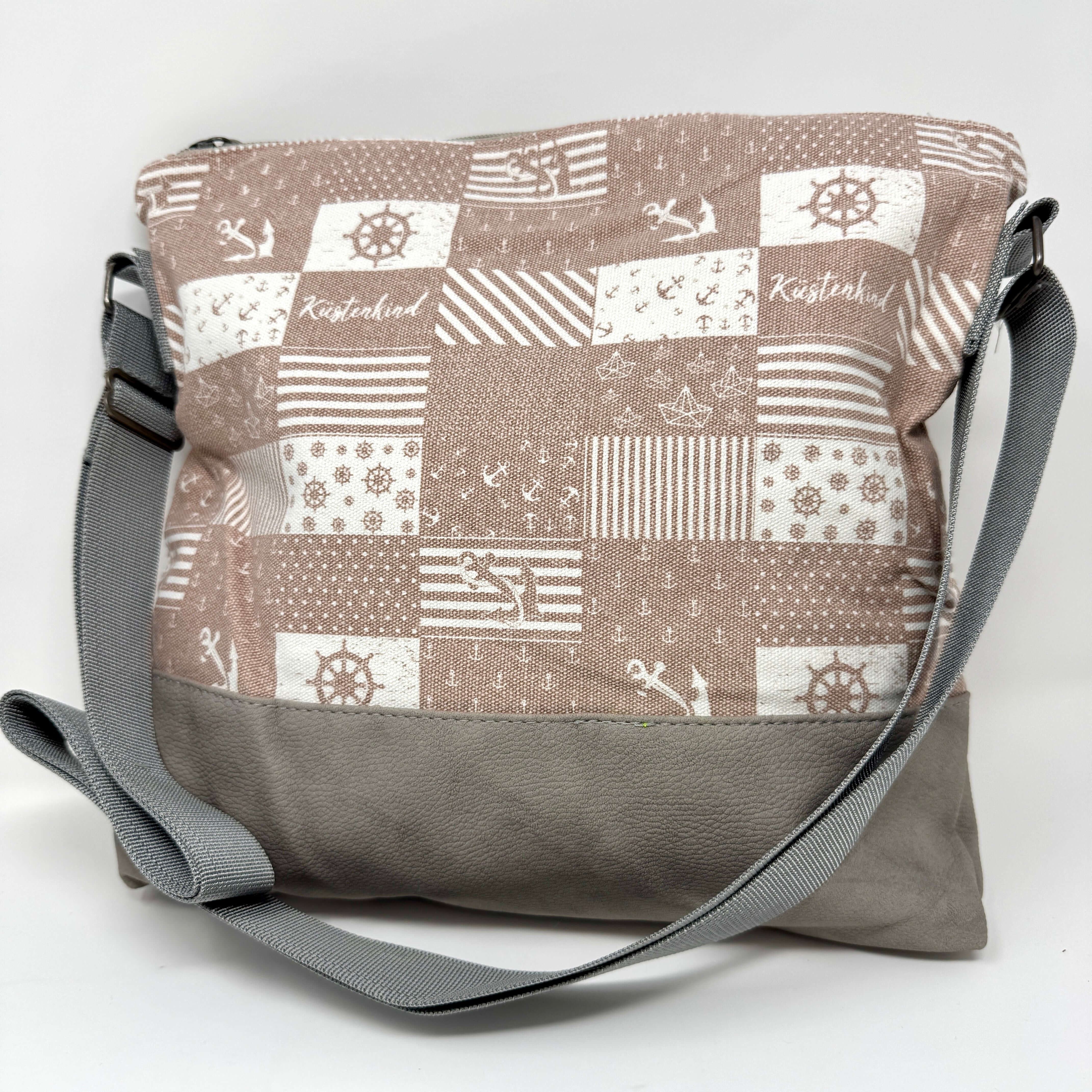 Küstenkind Schultertasche im maritimen Patchwork-Design mit Ankern und Streifenmuster.