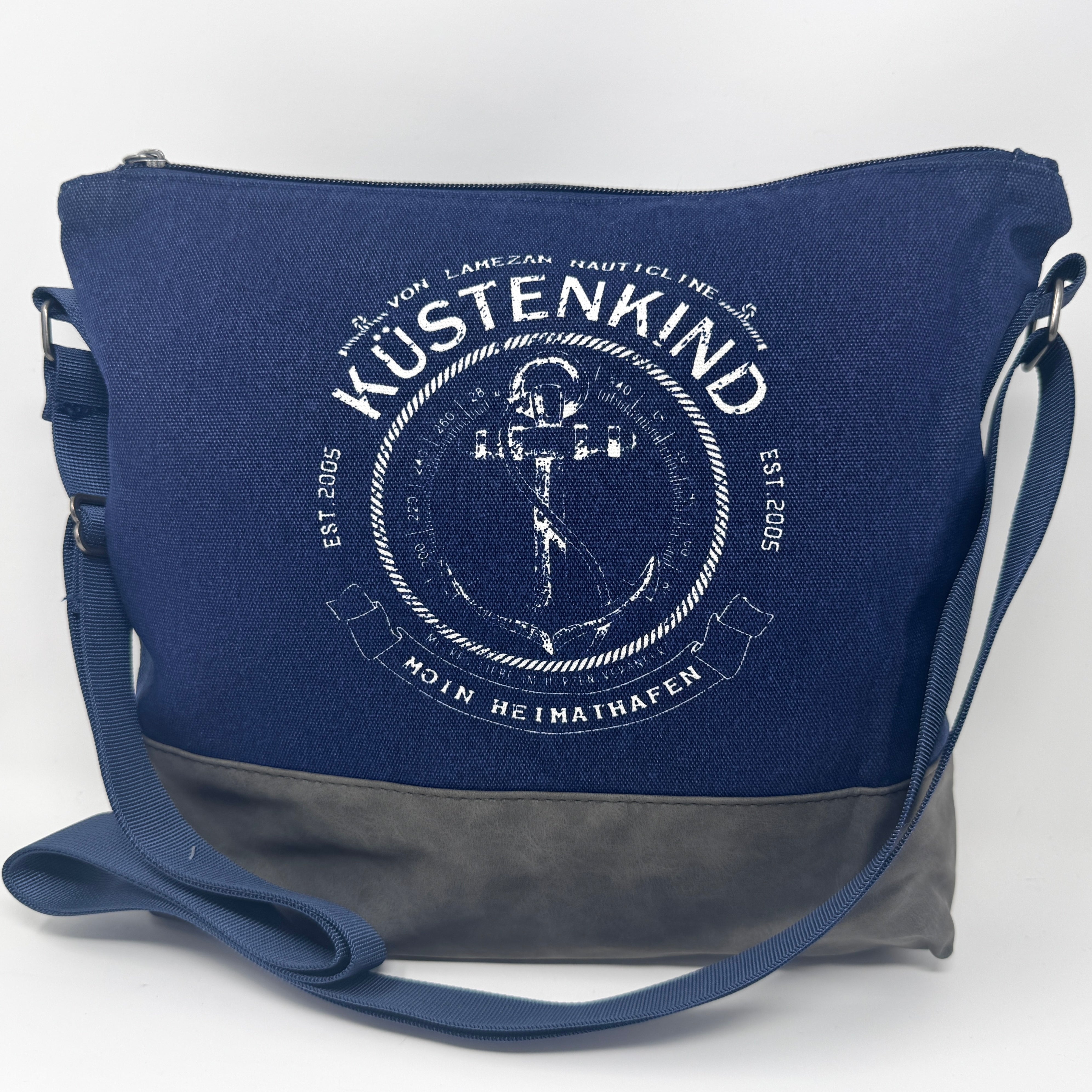 Küstenkind Umhängetasche in dunkelblau mit Anker-Motiv und maritimem Küstenkind-Print