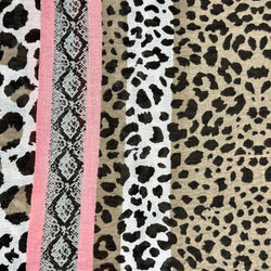Leichter Leopardenmuster Loop Schal mit rosa Akzenten – modisches Accessoire für Damen