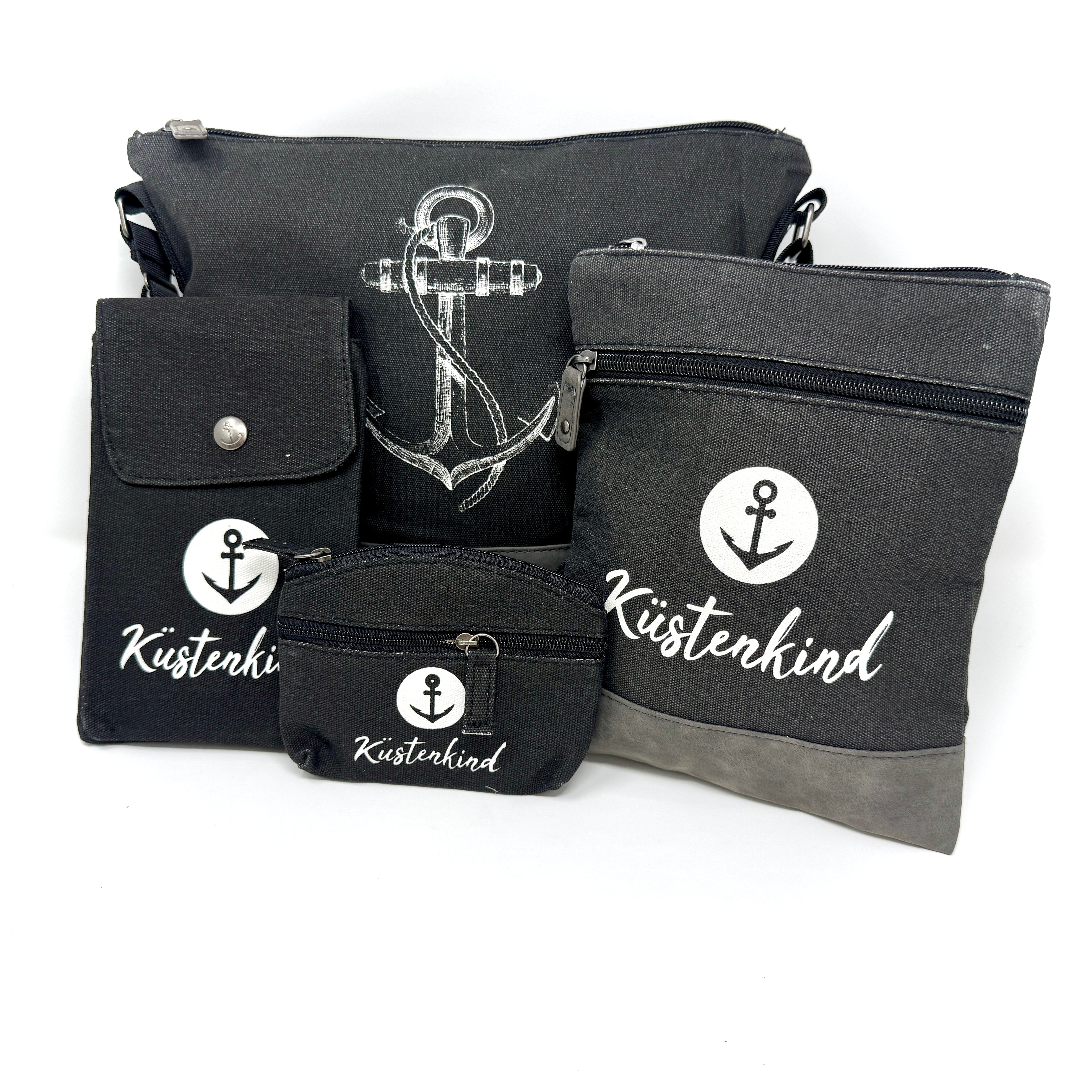 Vier maritime Taschen mit Anker- und Küstenkind-Design auf einem Bild: Umhängetasche, Crossbody Bag, kleine Tasche und Patchwork-Tasche im Nautic-Stil”