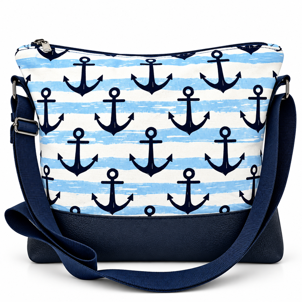 Maritime Umhängetasche in Hellblau und Weiß mit dunkelblauen Ankermotiven, dunkelblauem Taschenboden und verstellbarem Schultergurt.