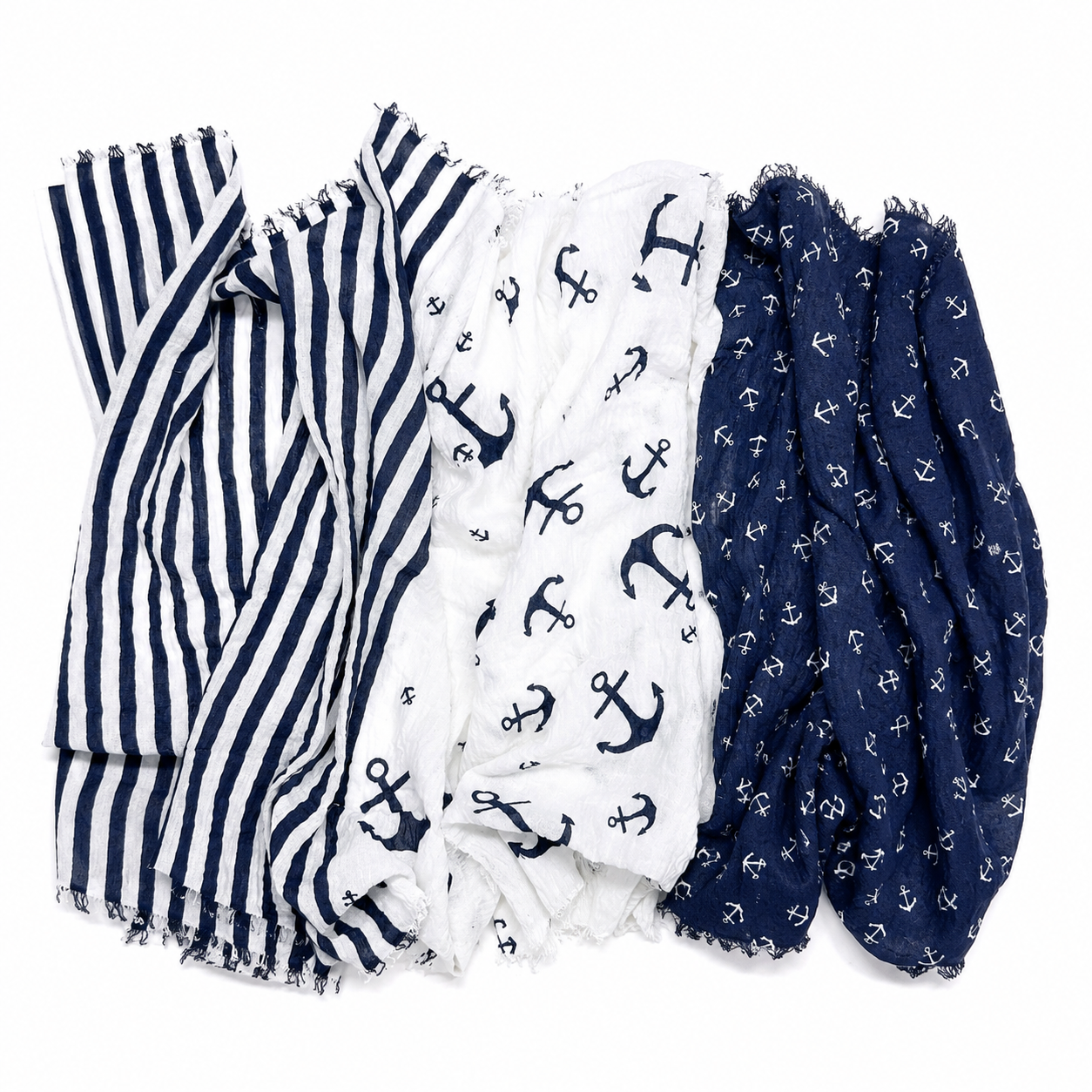 Maritimer Damen-Schal in Blau und Weiß mit Anker-Muster und Streifen auf weißem Hintergrund ausgebreitet.
