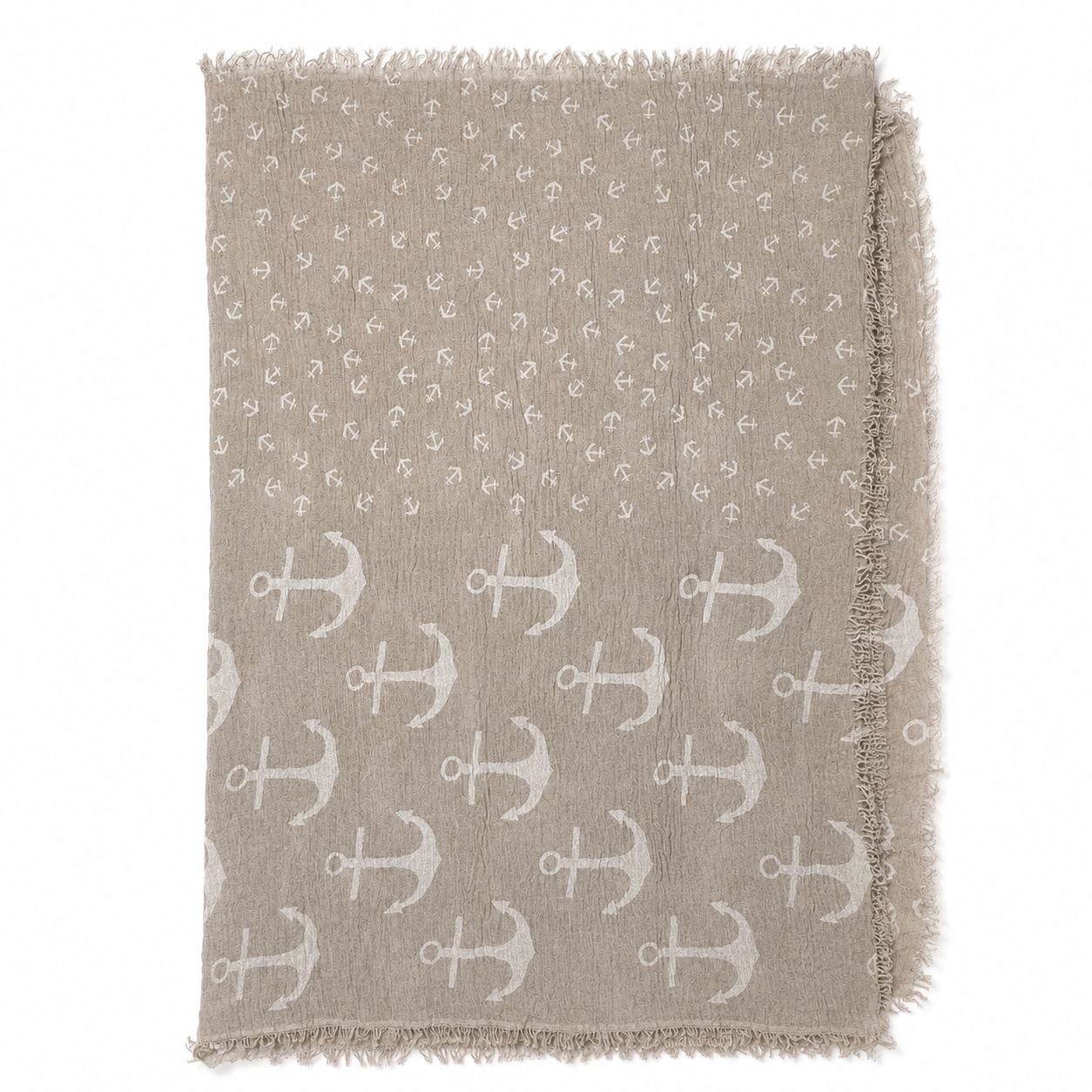 Maritimer Schal in Taupe mit weißem Anker-Muster und Fransen auf weißem Hintergrund.