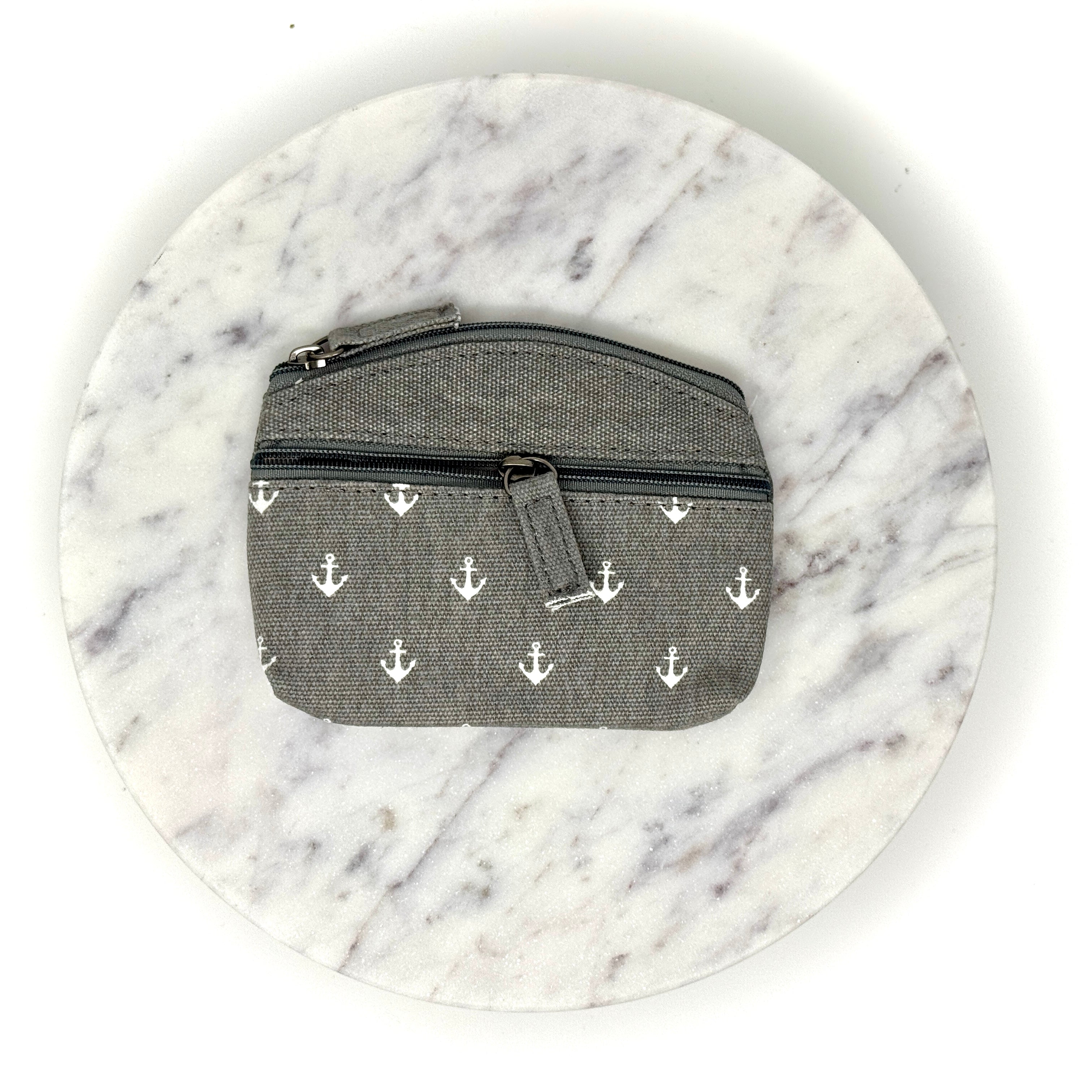 Kompaktes maritimes Canvas-Täschchen mit Anker-Muster, Reißverschluss und Stoffanhänger – in verschiedenen Farben erhältlich, ideal für unterwegs
