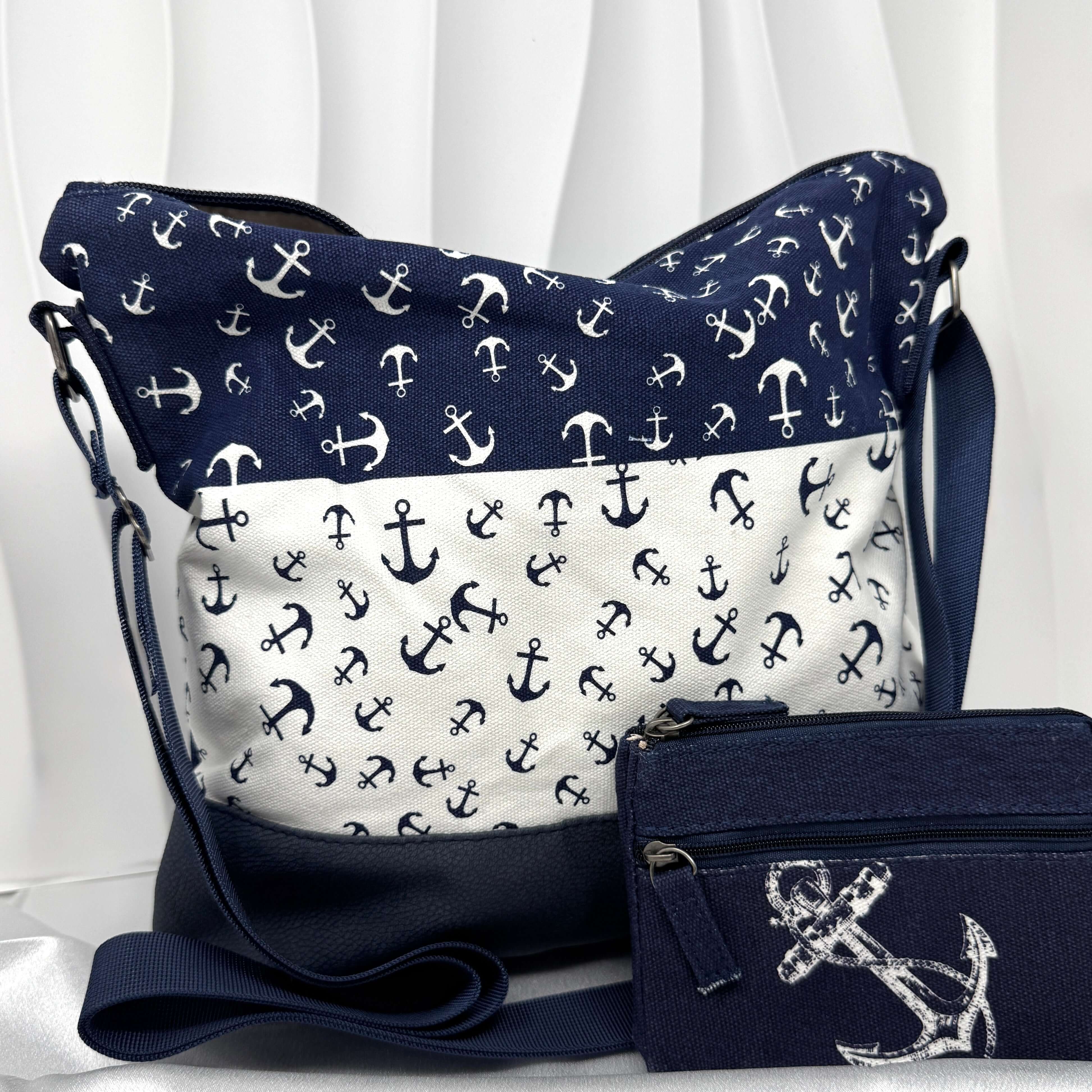 Maritimes Taschenset Damen mit Anker Umhängetasche und passendem Mini-Täschchen in Blau und Weiß.