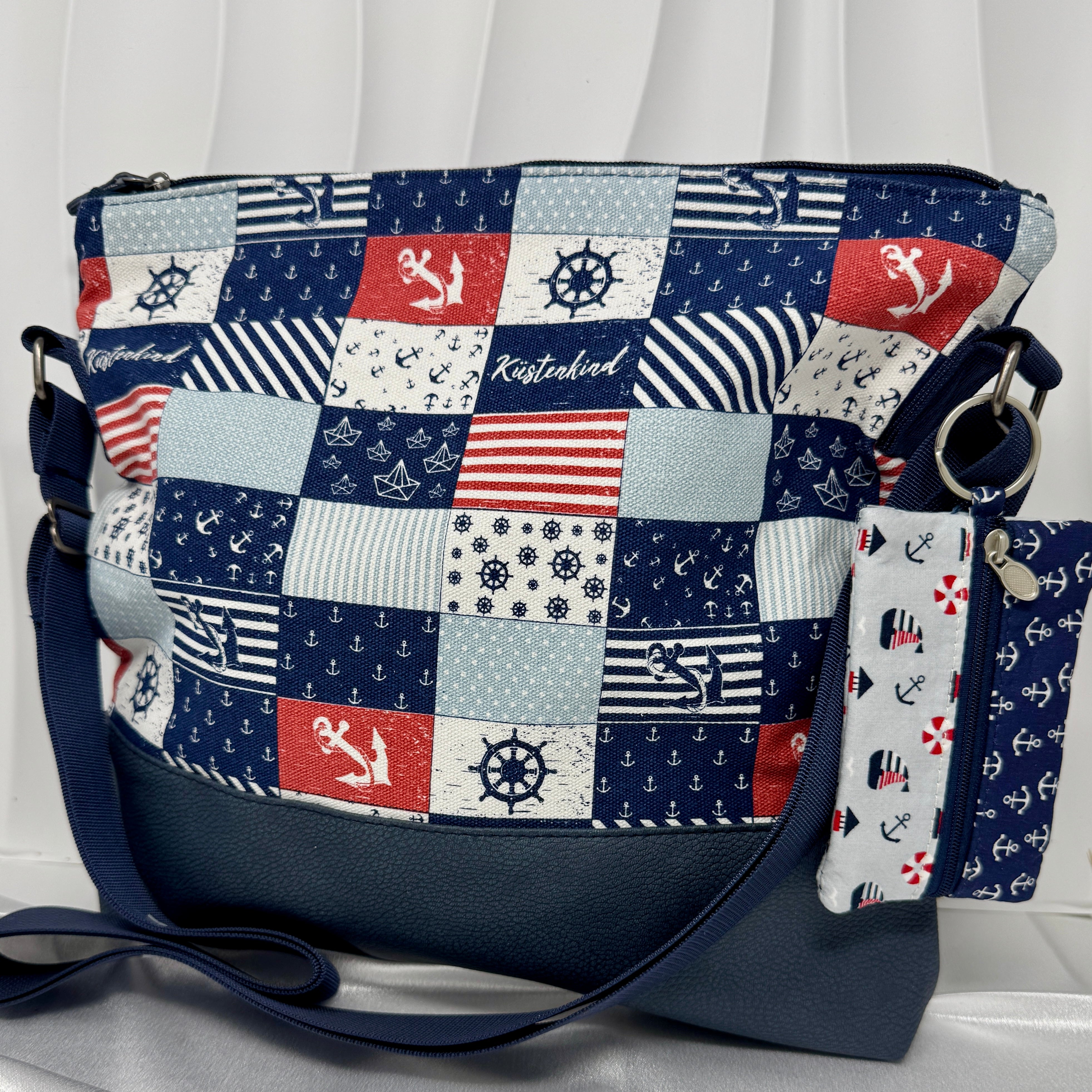 Große maritime Umhängetasche mit passender Schlüsseltasche im Anker-Design – ideal für Damen