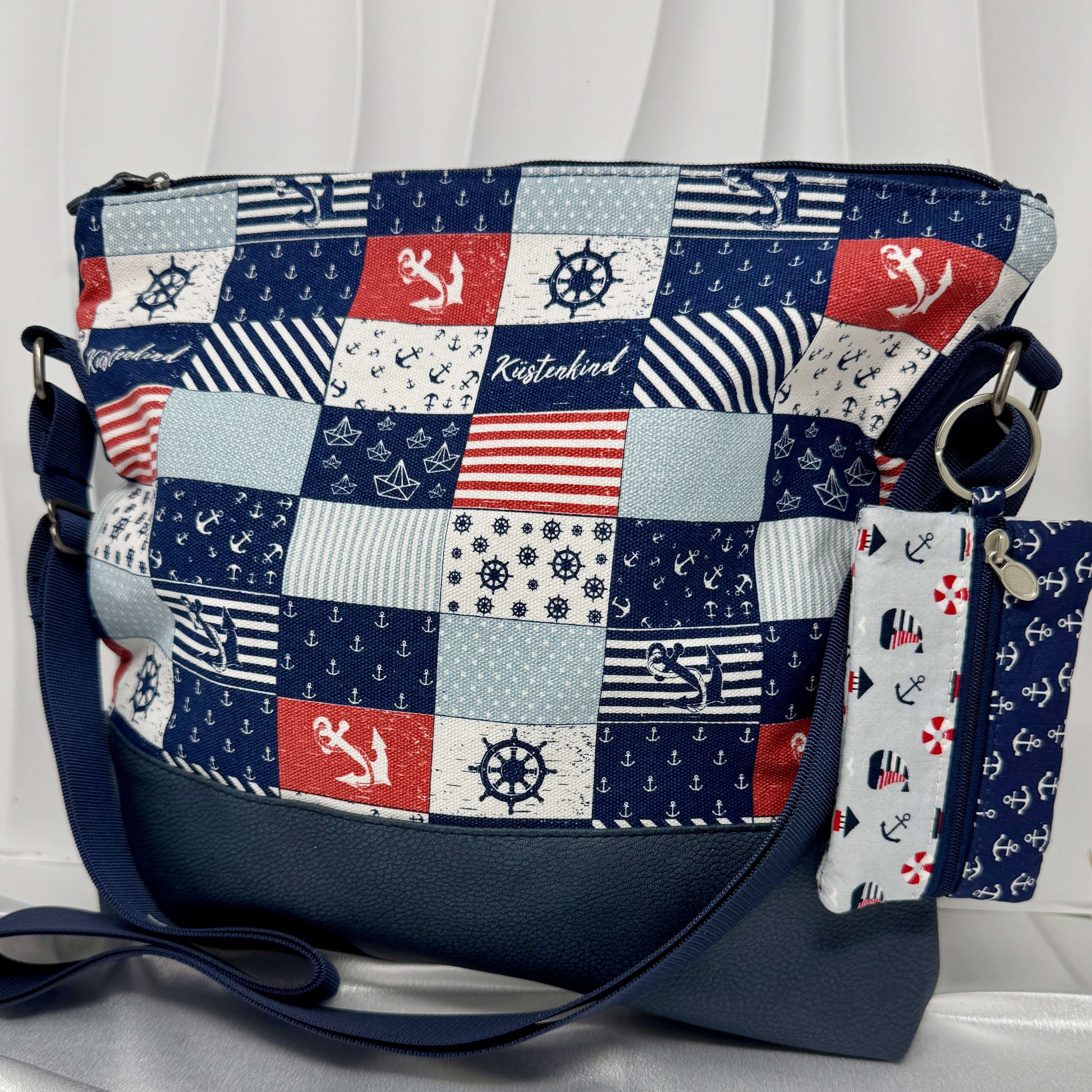 Handgefertigte maritime Damenhandtasche mit passendem Mini-Täschchen im Anker- und Streifen-Design.