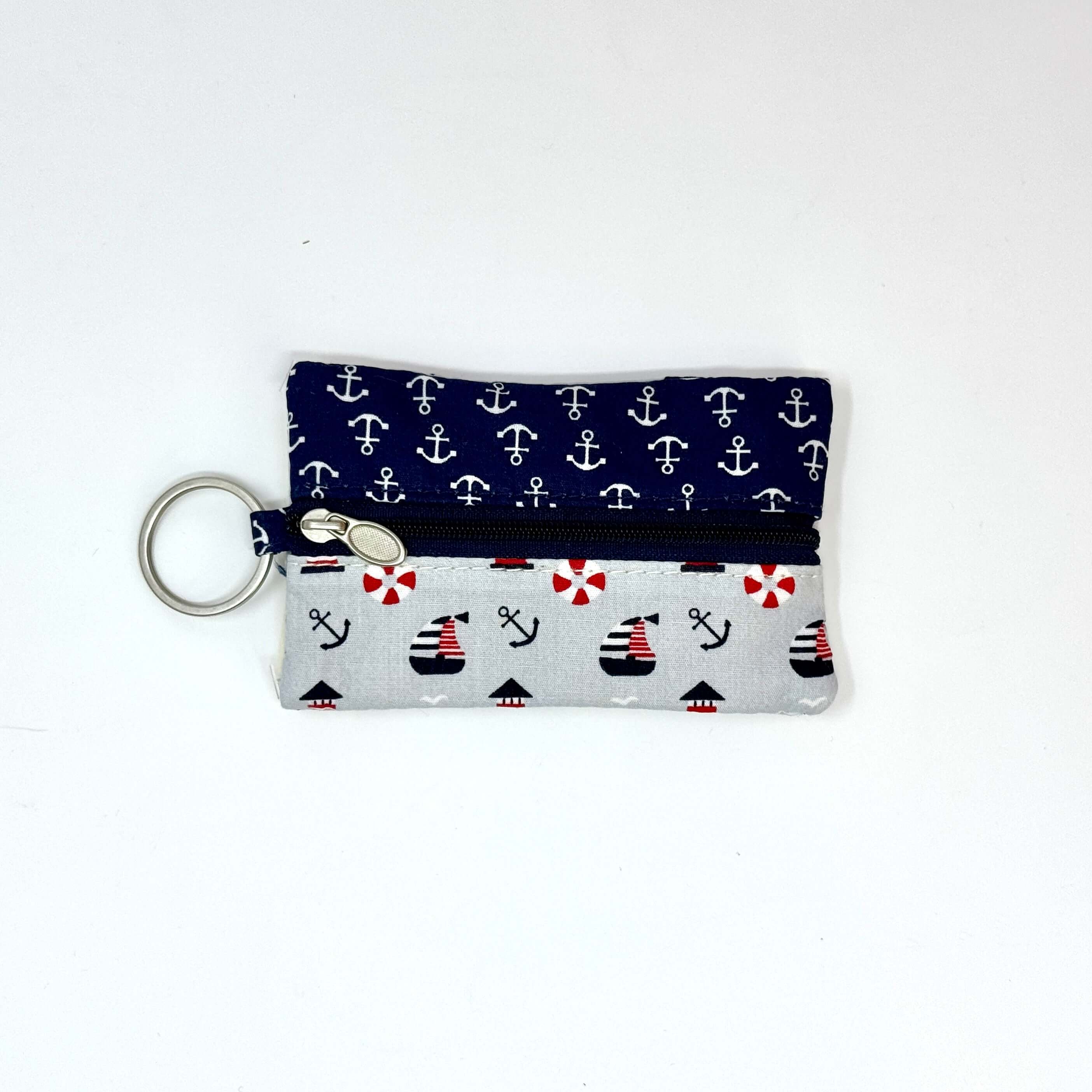 Maritime Mini-Täschchen mit Anker- und Boot-Design in Marineblau und Grau, ideal für Schlüssel und kleine Gegenstände.