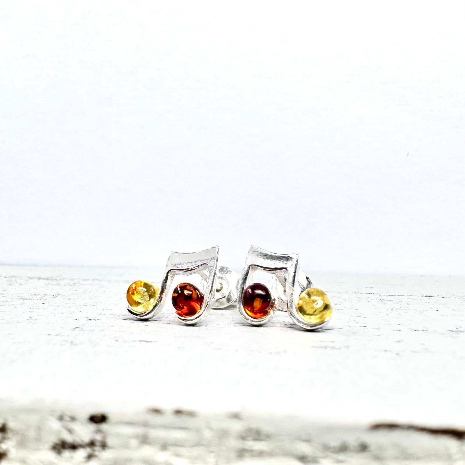 Elegante Musiknoten-Ohrstecker aus 925er Silber mit zwei echten Bernsteinen in warmem Cognac und Honiggelb – stilvoller Schmuck für Musikfans