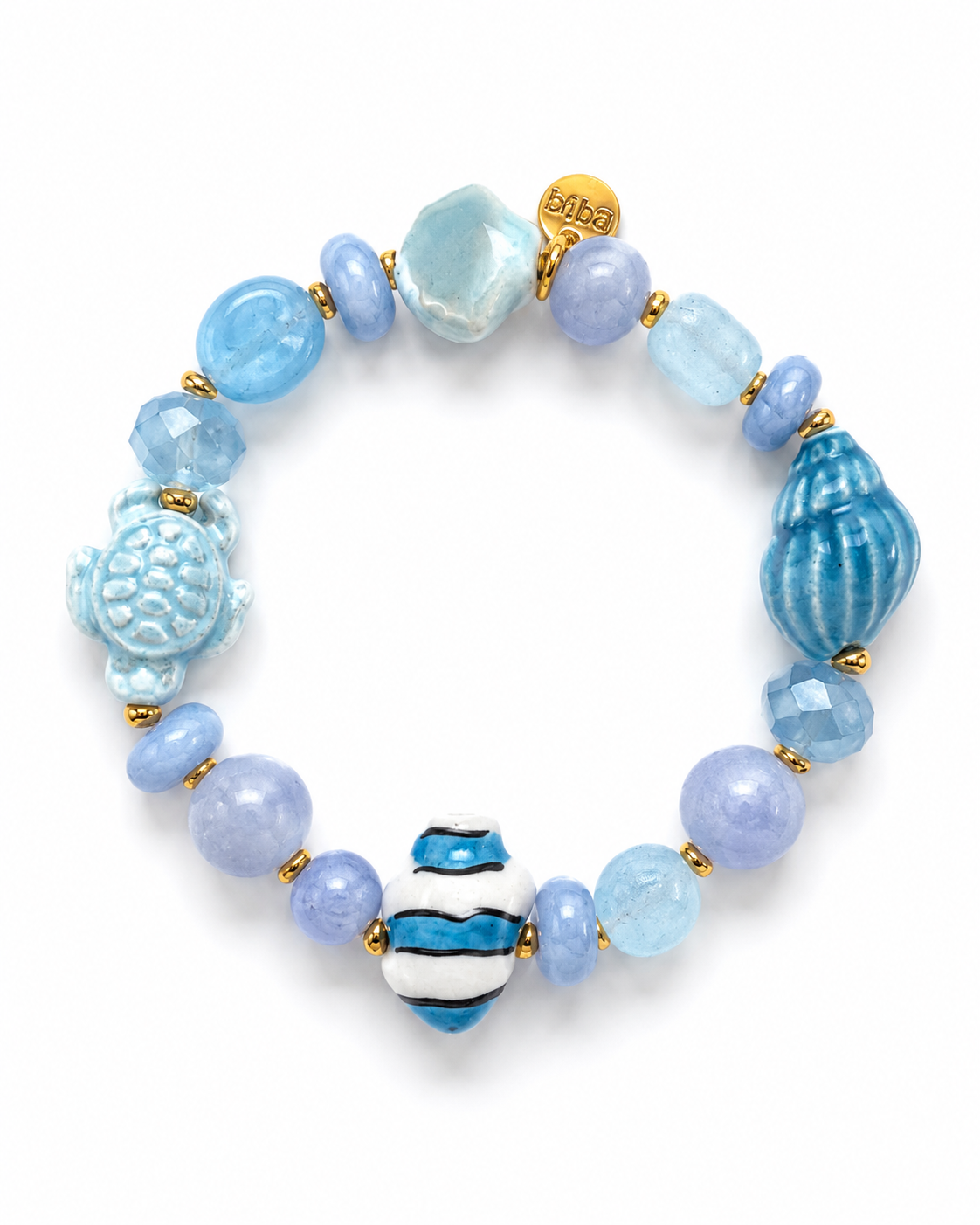 Maritimes Perlenarmband in Hellblau mit Schildkröte, Muschel und Fisch aus Glas sowie goldfarbenen Metallelementen.
