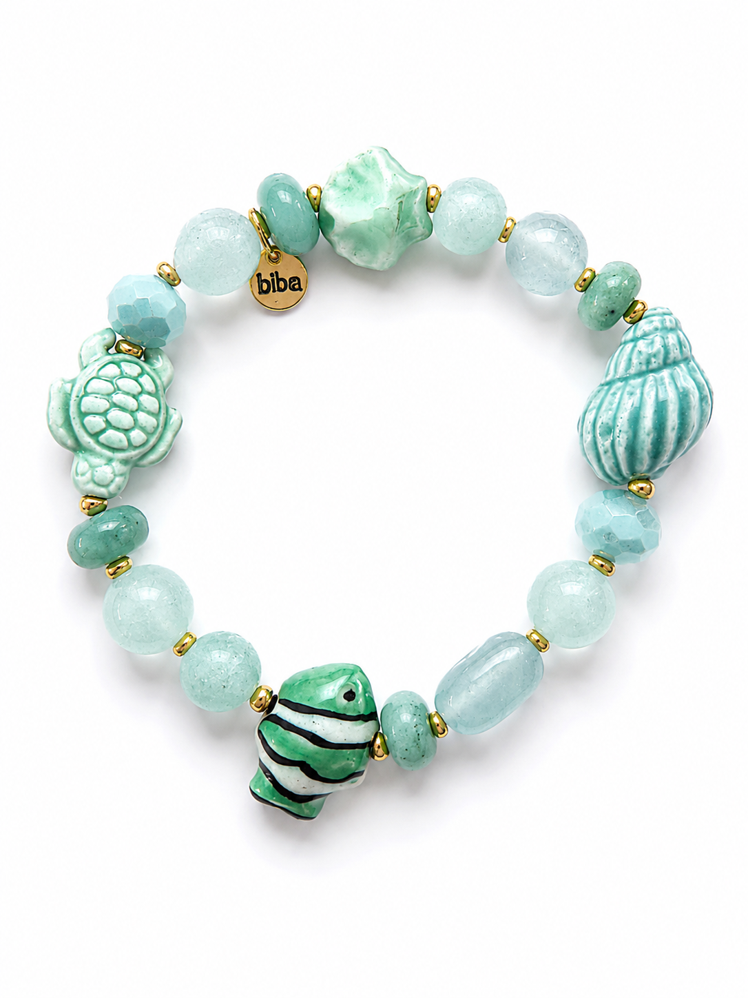 Maritimes Perlenarmband in Mintgrün mit Schildkröte, Muschel und Fisch aus Glas sowie goldfarbenen Metallelementen.