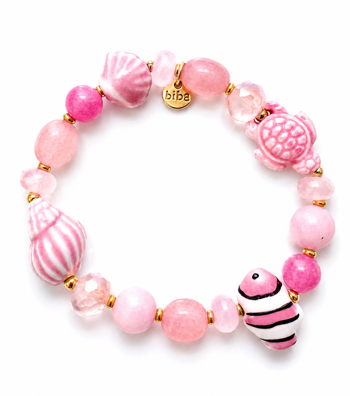 Maritimes Perlenarmband in Rosa mit Schildkröte, Muschel und Fisch aus Glas sowie goldfarbenen Metallelementen.