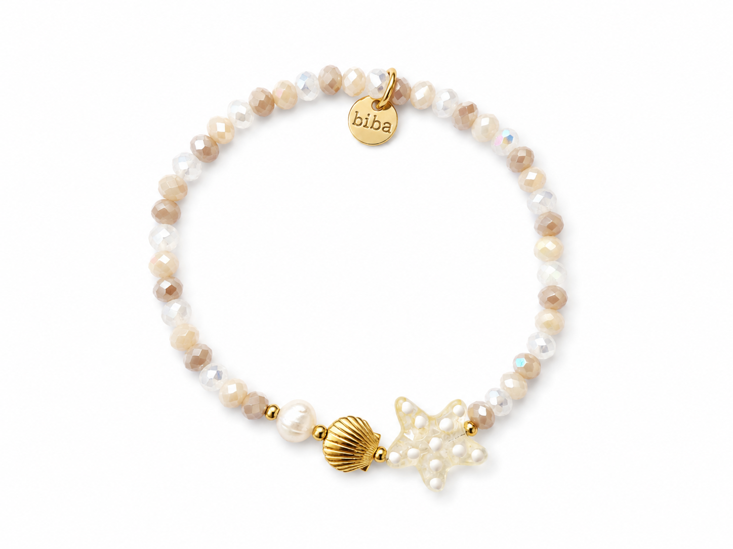 Maritimes Perlenarmband in Sand und Creme mit Seestern, Muschel, Crystal-Glasperlen und goldfarbenen Metallelementen.