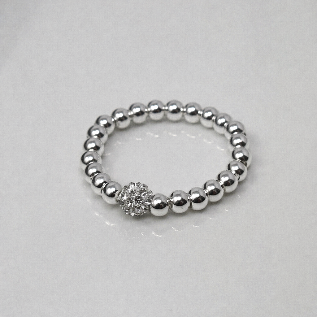 Elastischer Perlenring in Silber mit funkelnder Strasskugel – eleganter Damenring von AnkerEleganz