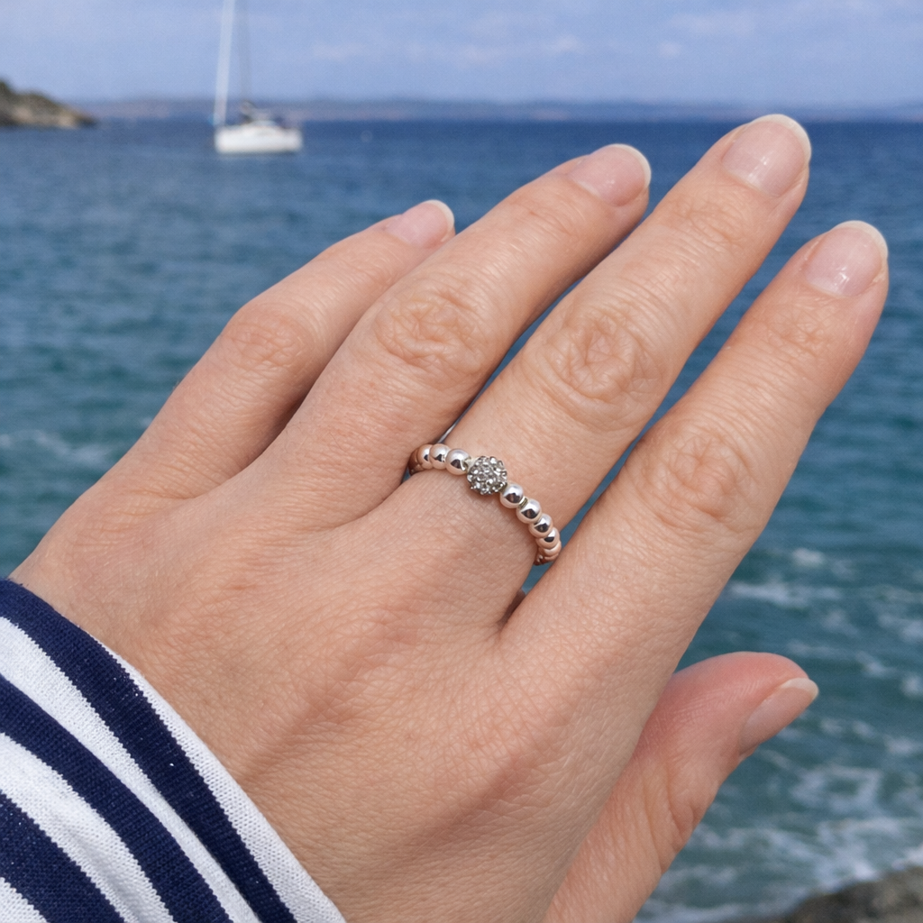 Elastischer Perlenring in Silber mit funkelnder Strasskugel – eleganter Damenring von AnkerEleganz