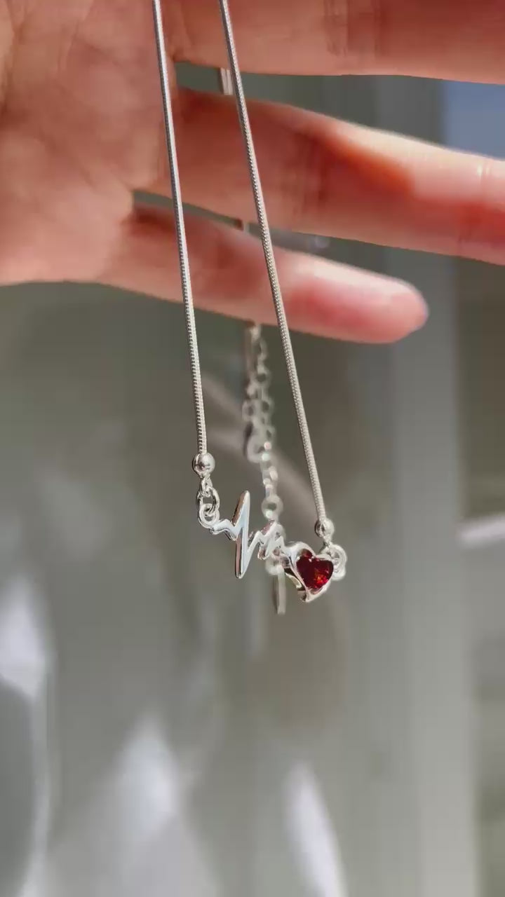 Elegante Bernstein Kette aus 925er Silber mit Herzschlag-Motiv und eingefasstem Bernstein-Herz.