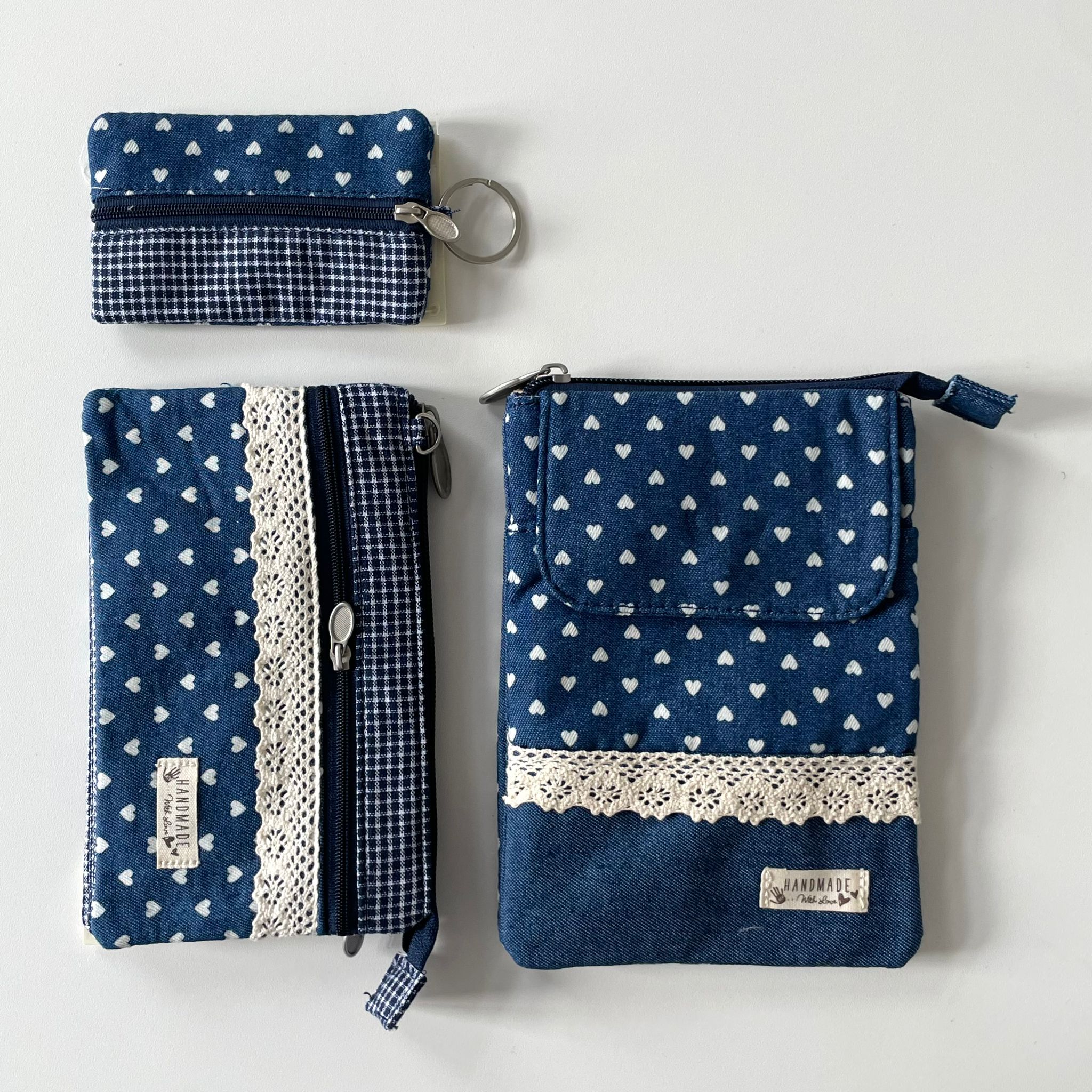 Set mit blauer Schlüsseltasche aus Stoff mit Reißverschluss und Ringhalter