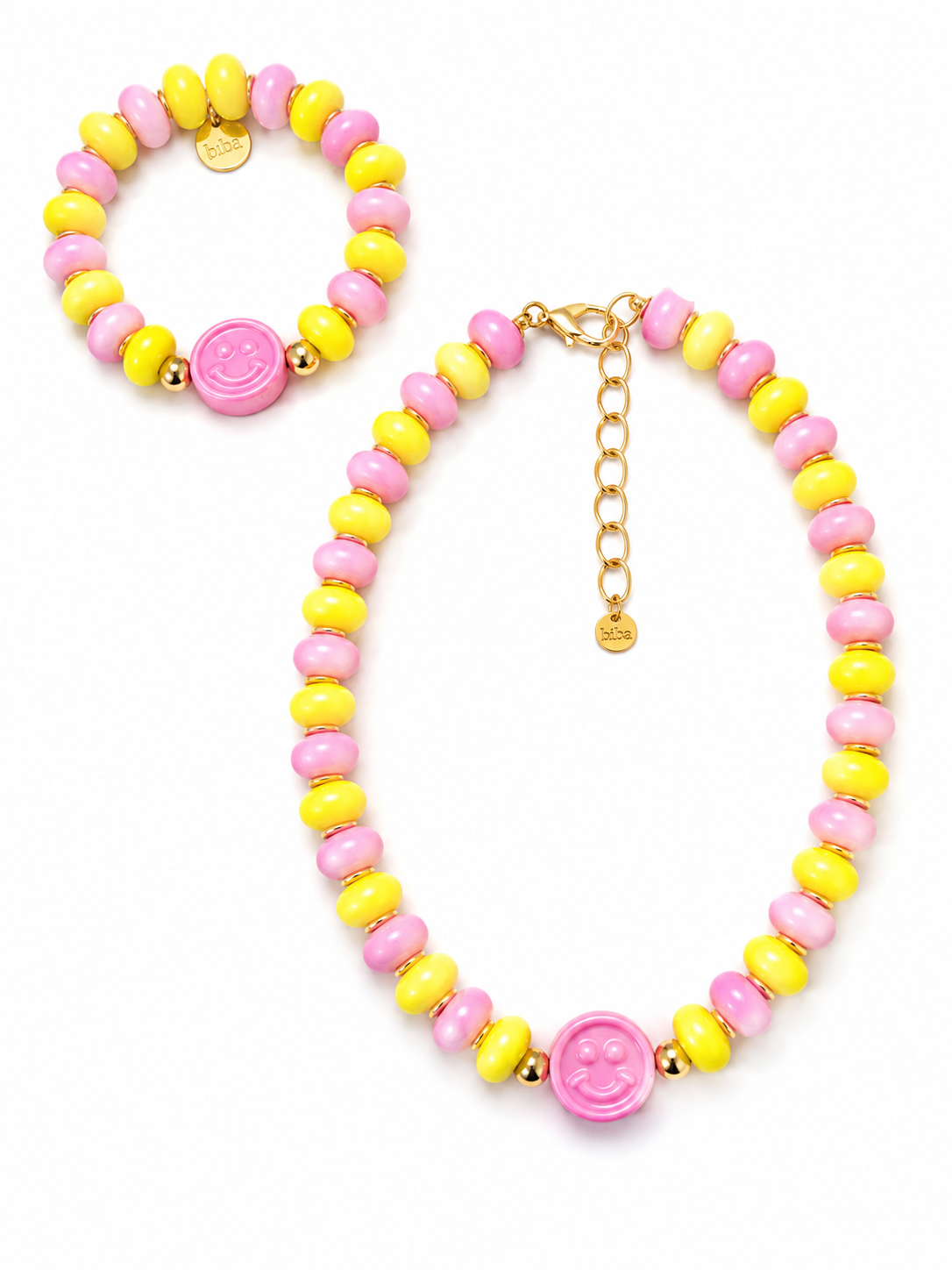 Schmuckset aus Statement-Kette und passendem Armband in Gelb und Rosa mit Smiley-Anhänger, Resinperlen und goldfarbenen Brass-Details.