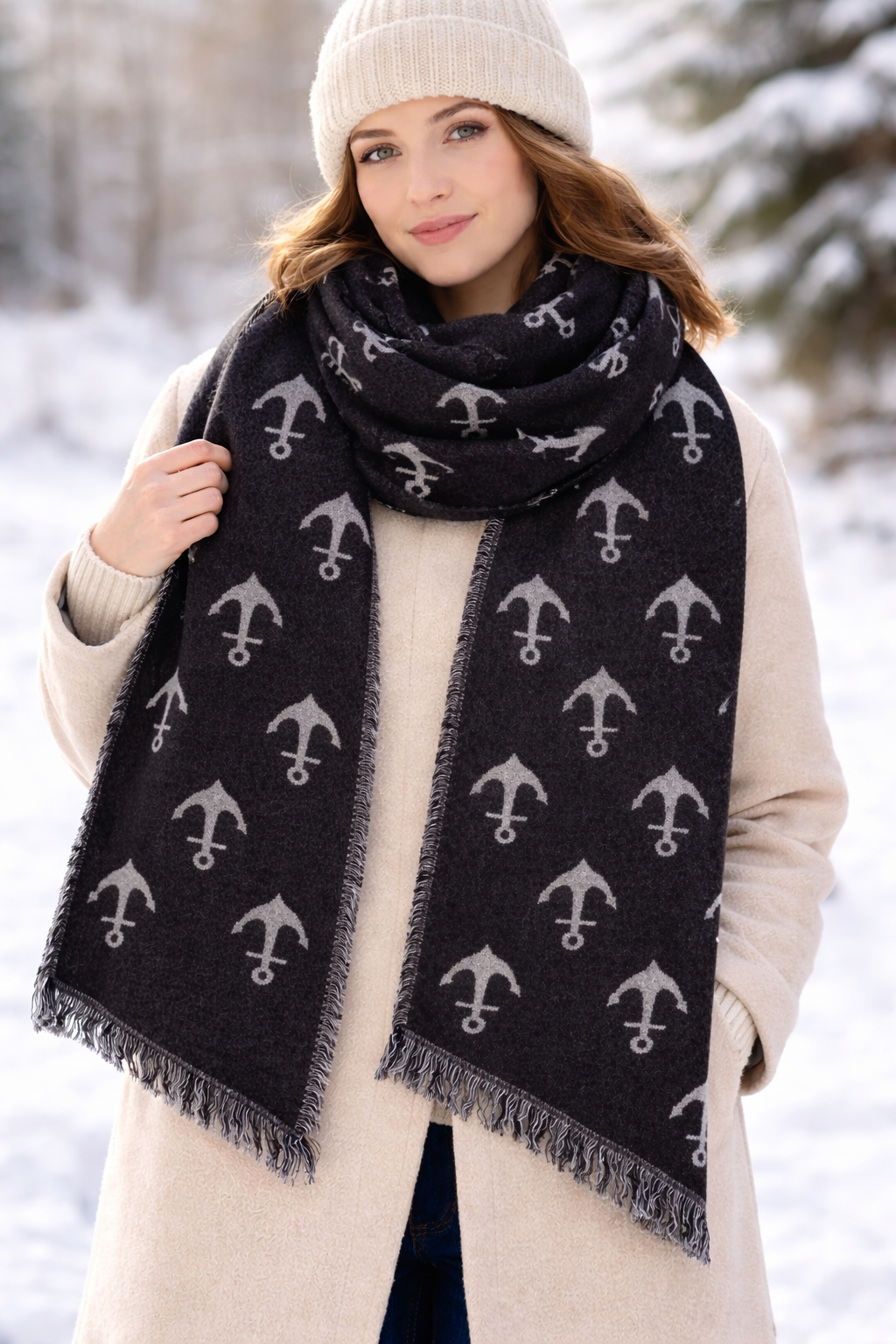 Damen Winterschal in Schwarz mit grauem Anker Muster, getragen zu beigem Mantel im Winter