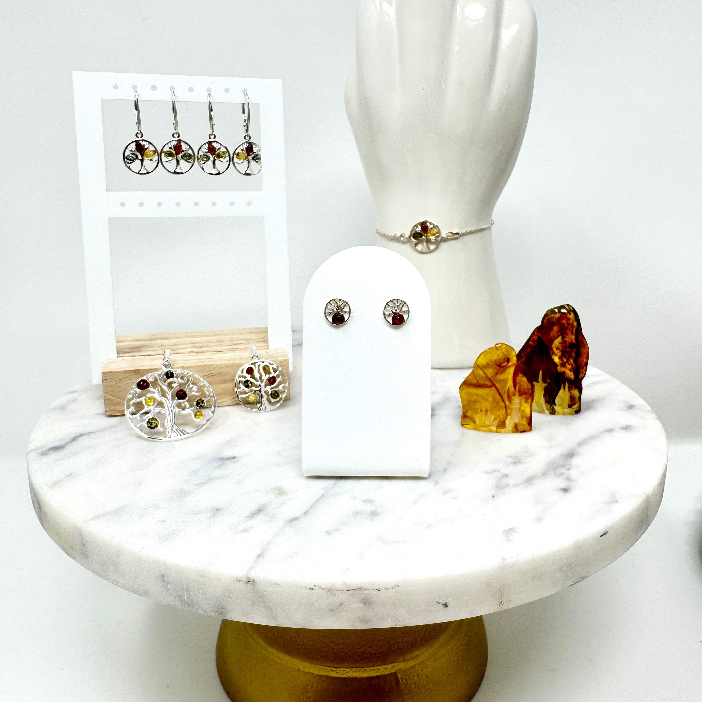 Paar silberne Ohrringe mit Lebensbaum-Motiv, verziert mit mehrfarbigem Bernstein in Rot, Gelb und Grün.