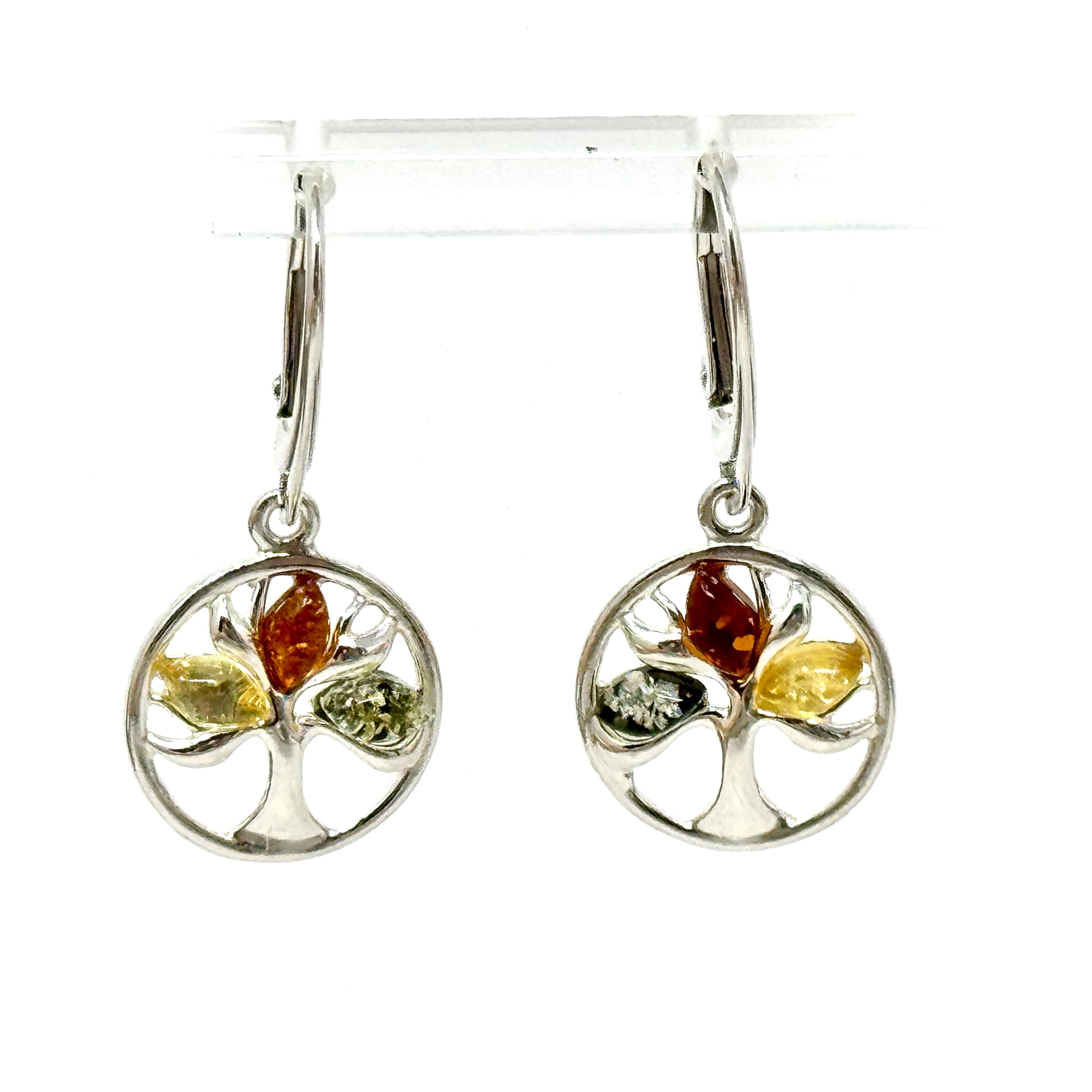 Paar silberne Ohrringe mit Lebensbaum-Motiv, verziert mit mehrfarbigem Bernstein in Braun, Gelb und Grün.