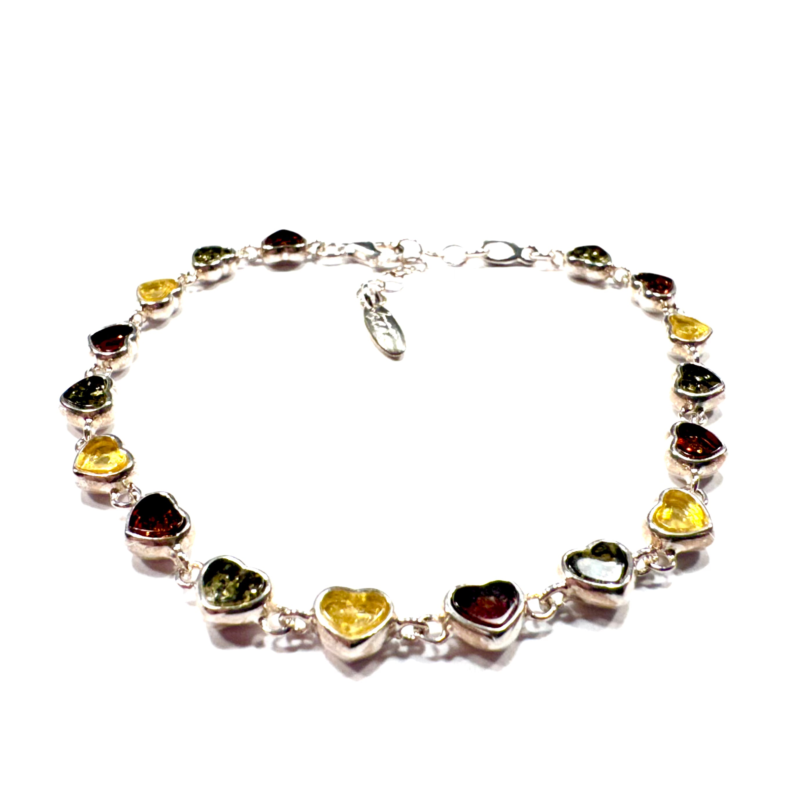 Edles Silberarmband mit herzförmigen Bernsteinsteinen in warmen Naturtönen wie Honiggelb, Cognac und Olivgrün. Verstellbare Länge für perfekten Tragekomfort.