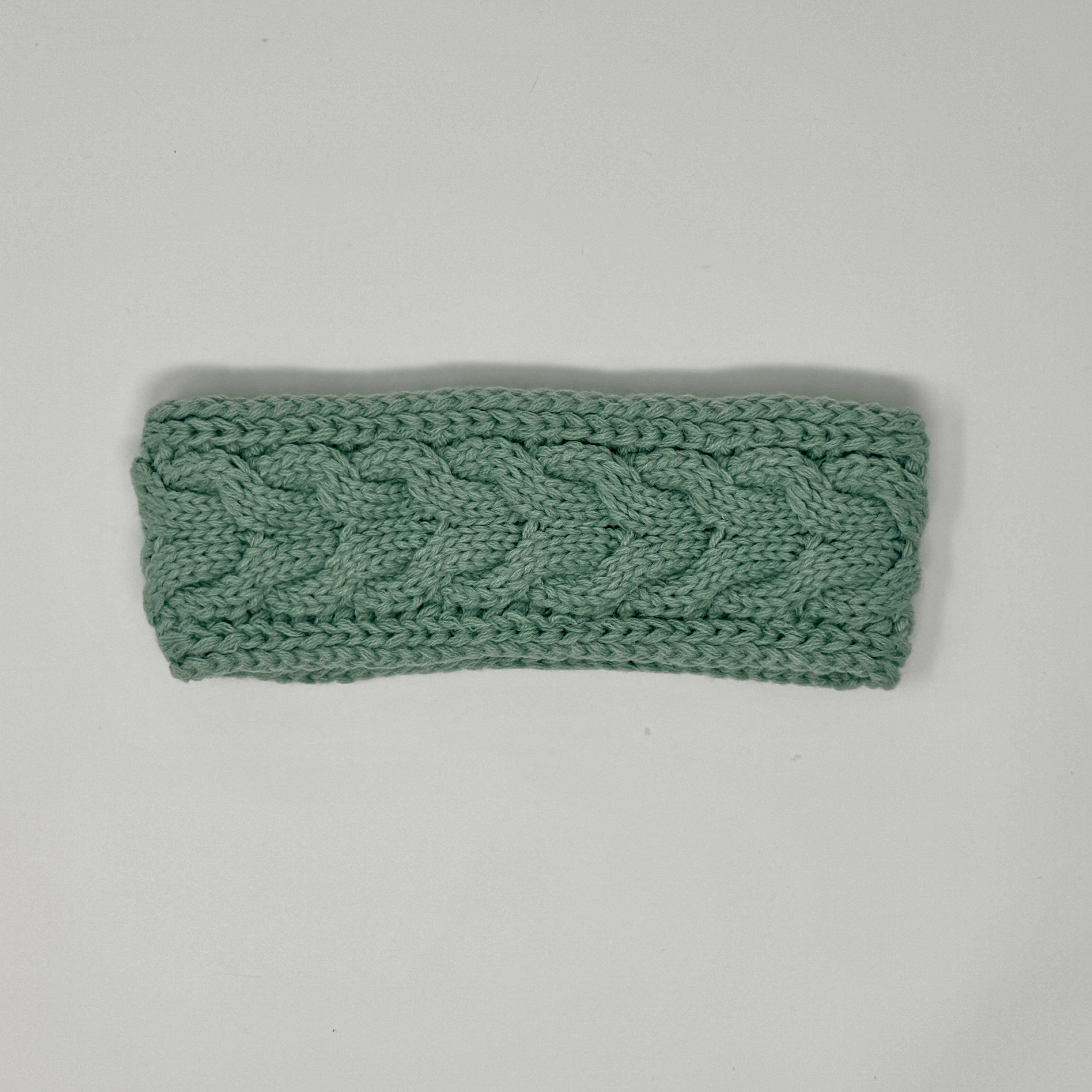 Gestricktes Stirnband in Grün mit Zopfmuster