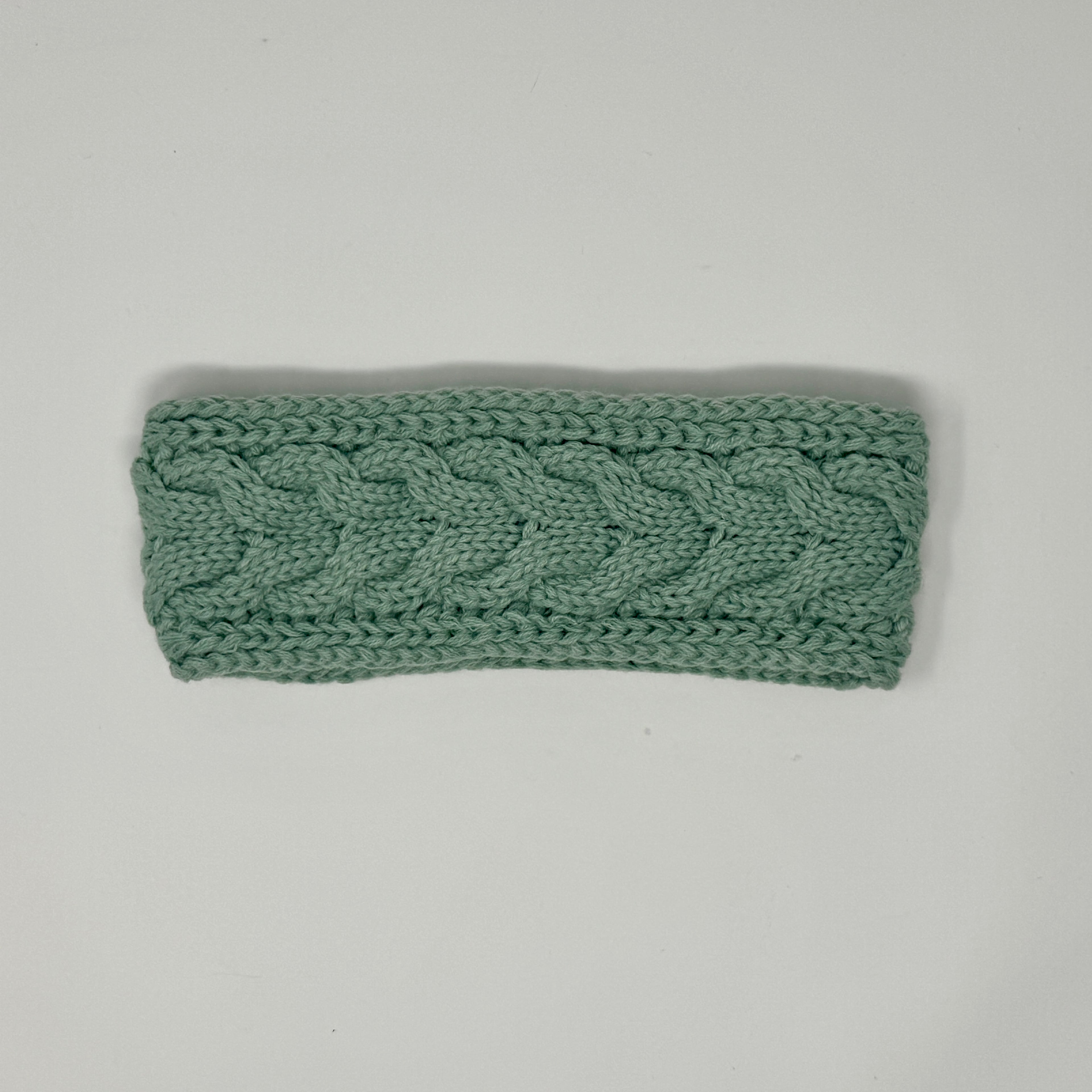 Gestricktes Stirnband in Grün mit Zopfmuster