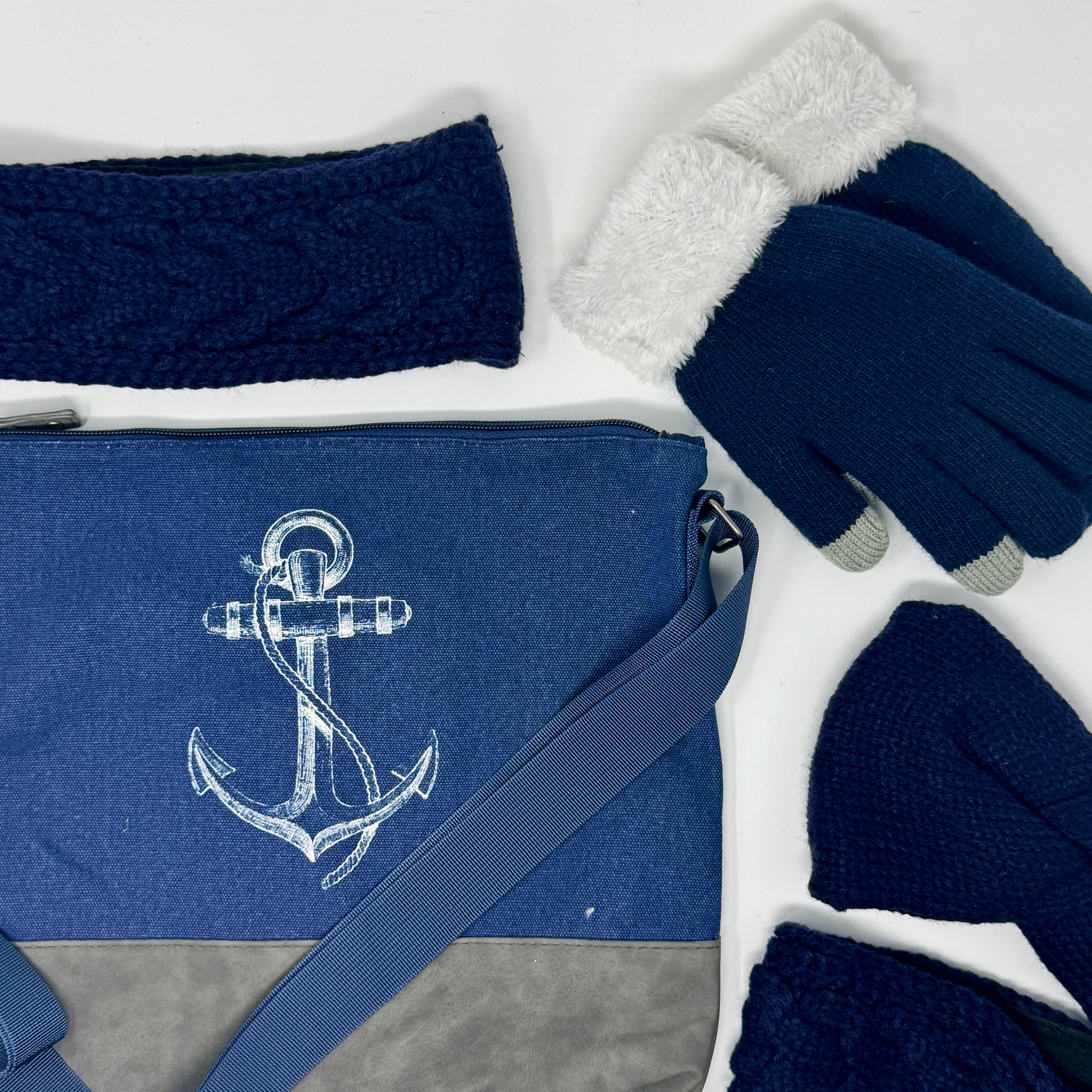 Zopfmuster-Stirnband mit Fleecefutter und verschiedenen kombibierbare Handschuhe oder Tasche dazu.